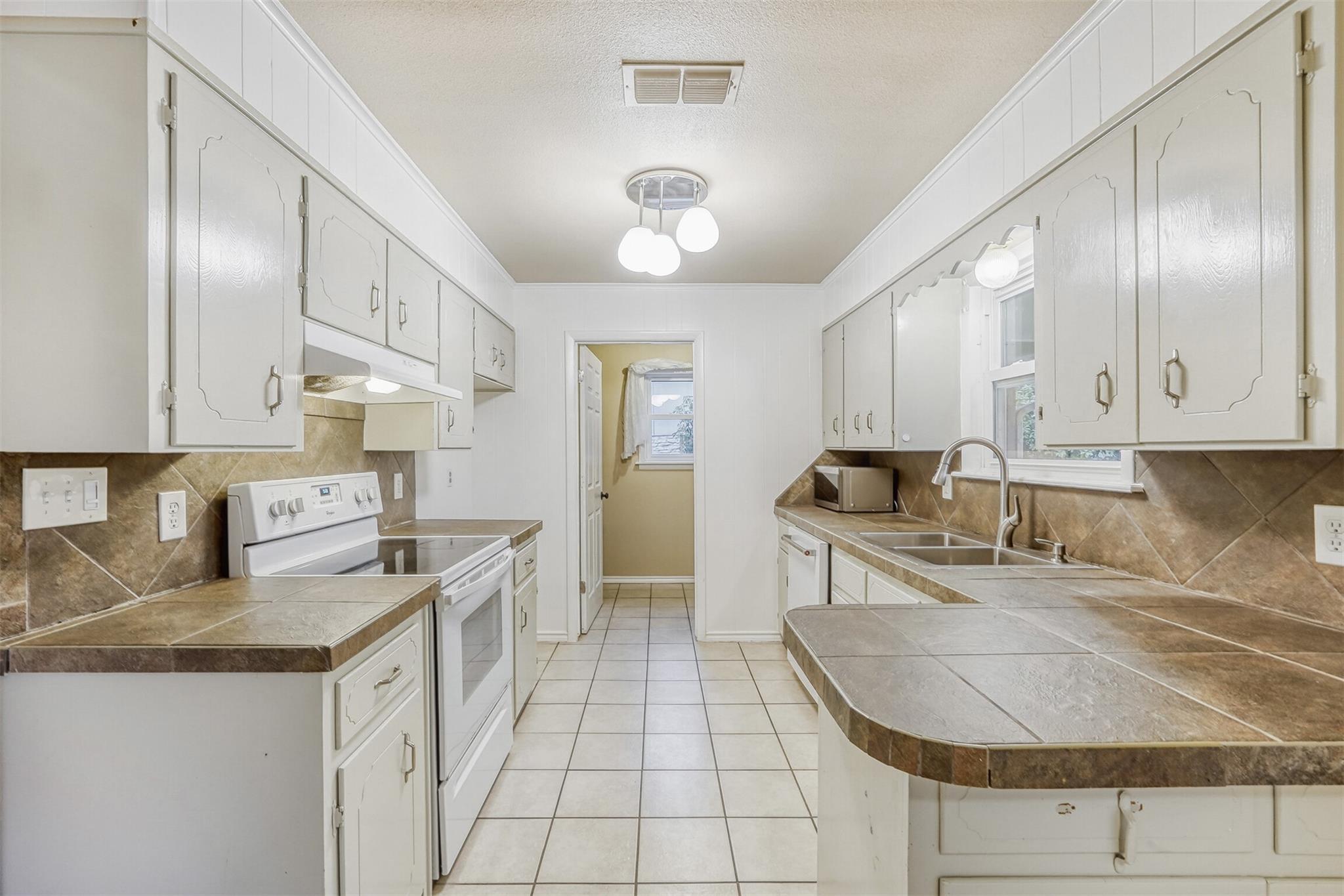 2114 Bel Air DR, Taylor TX 76574