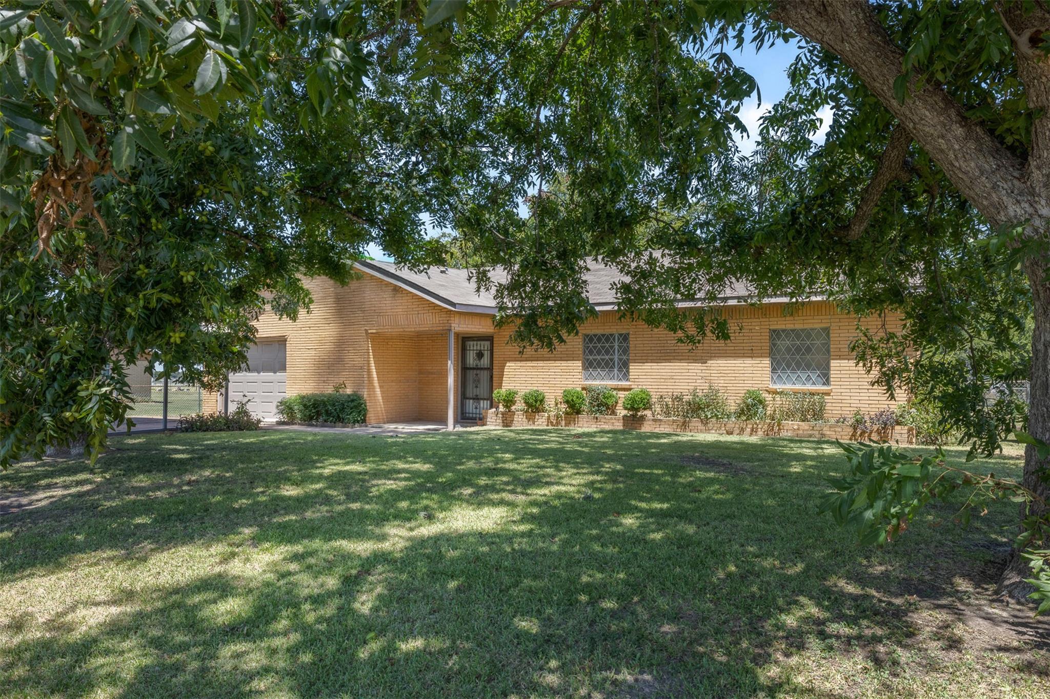 604 N 3rd ST, Thorndale TX 76577