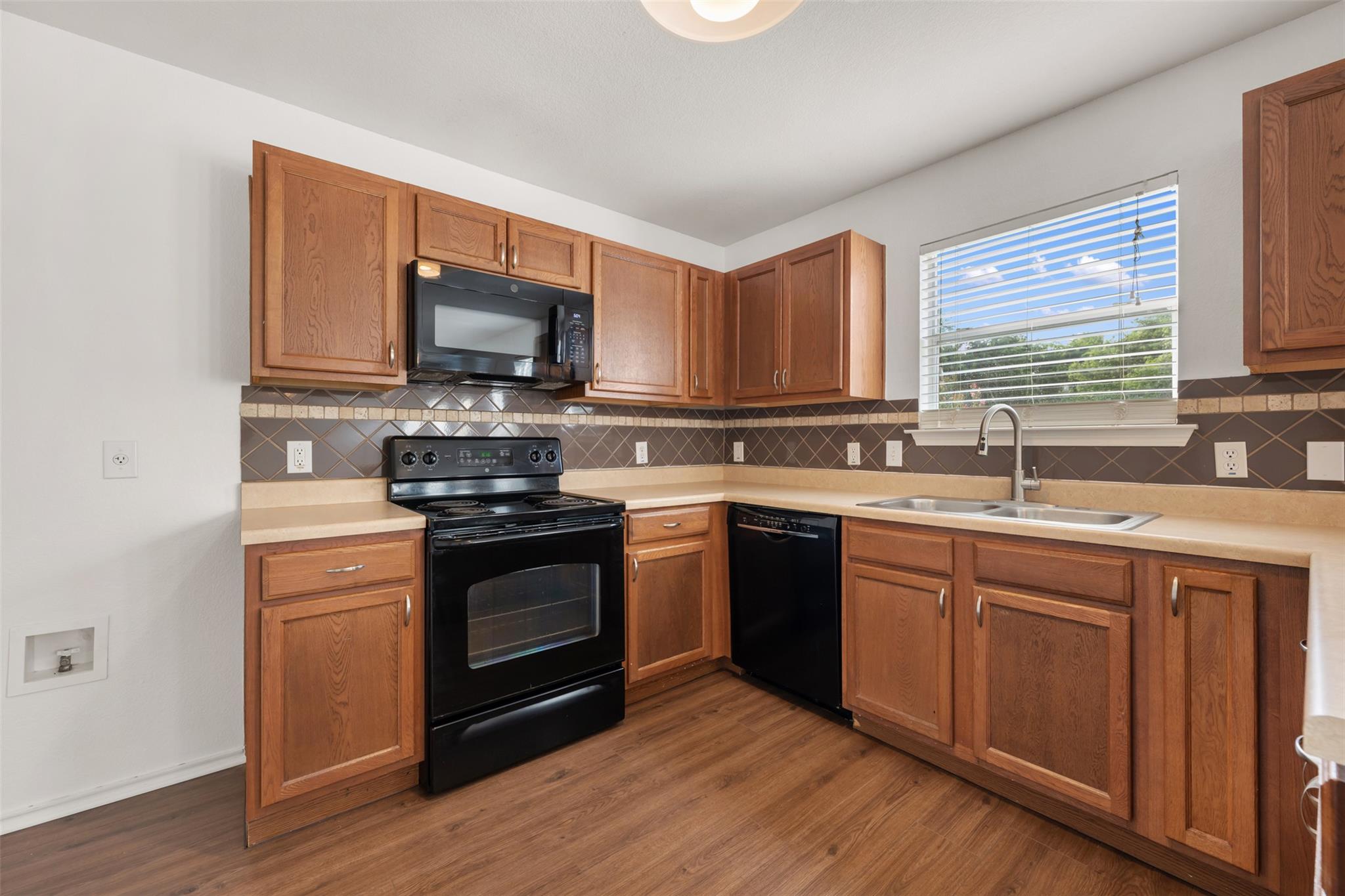 906 Indian Meadow DR, Georgetown TX 78626