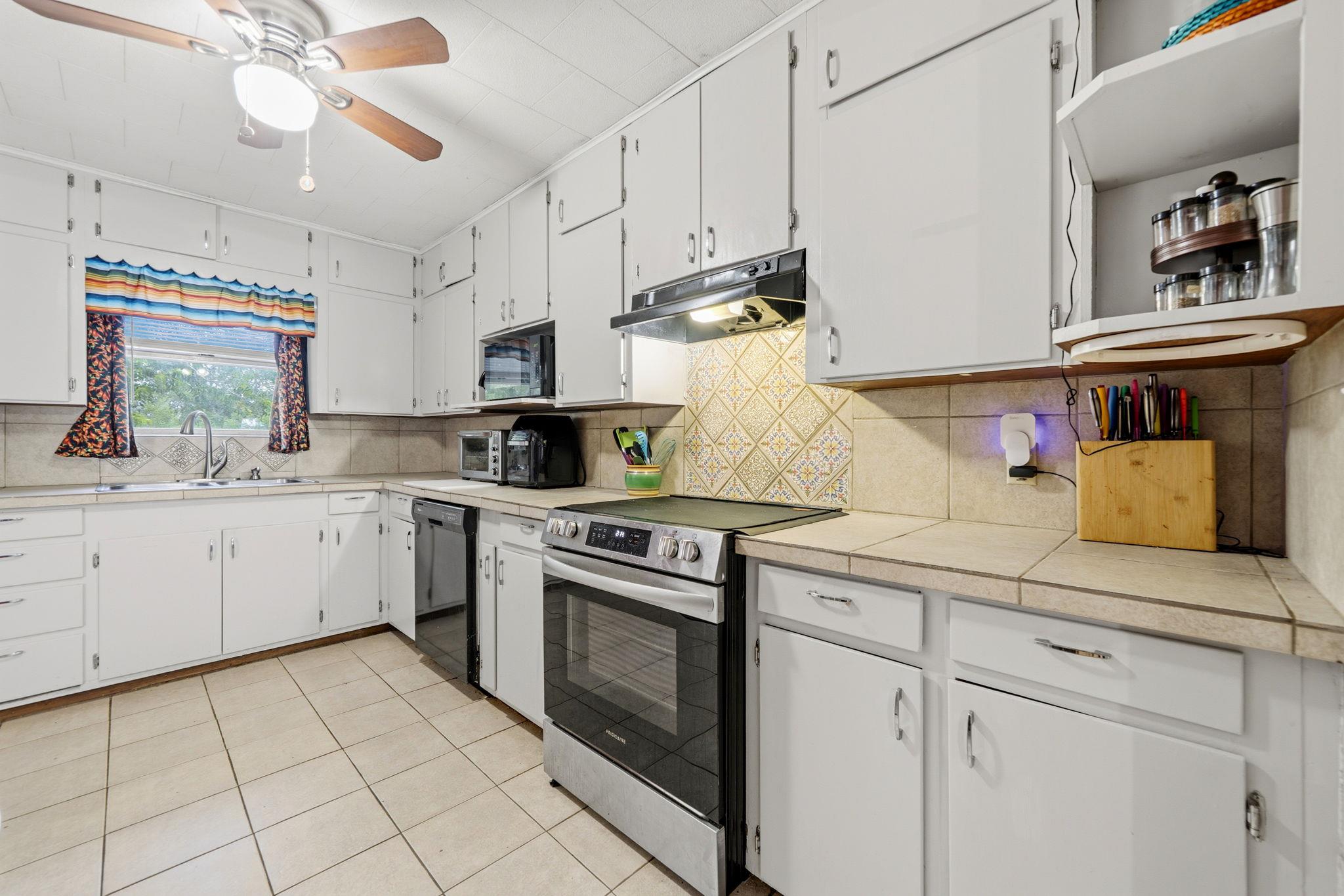 914 6th ST, Blanco TX 78606