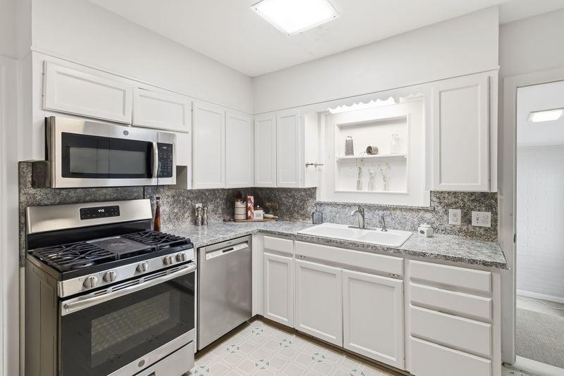 605 W 11th ST, Elgin TX 78621