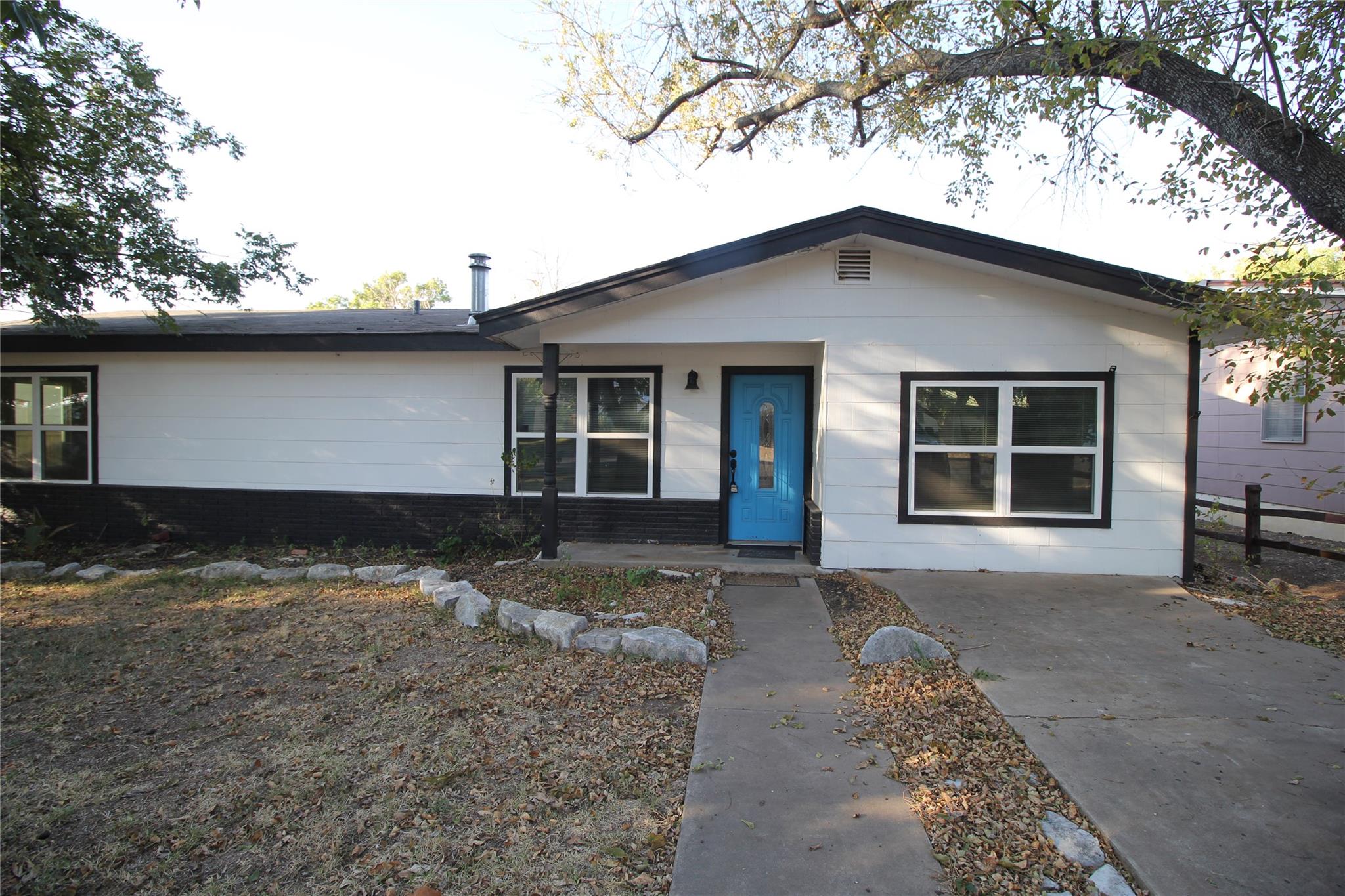 327 W Mulberry ST, Fredericksburg TX 78624