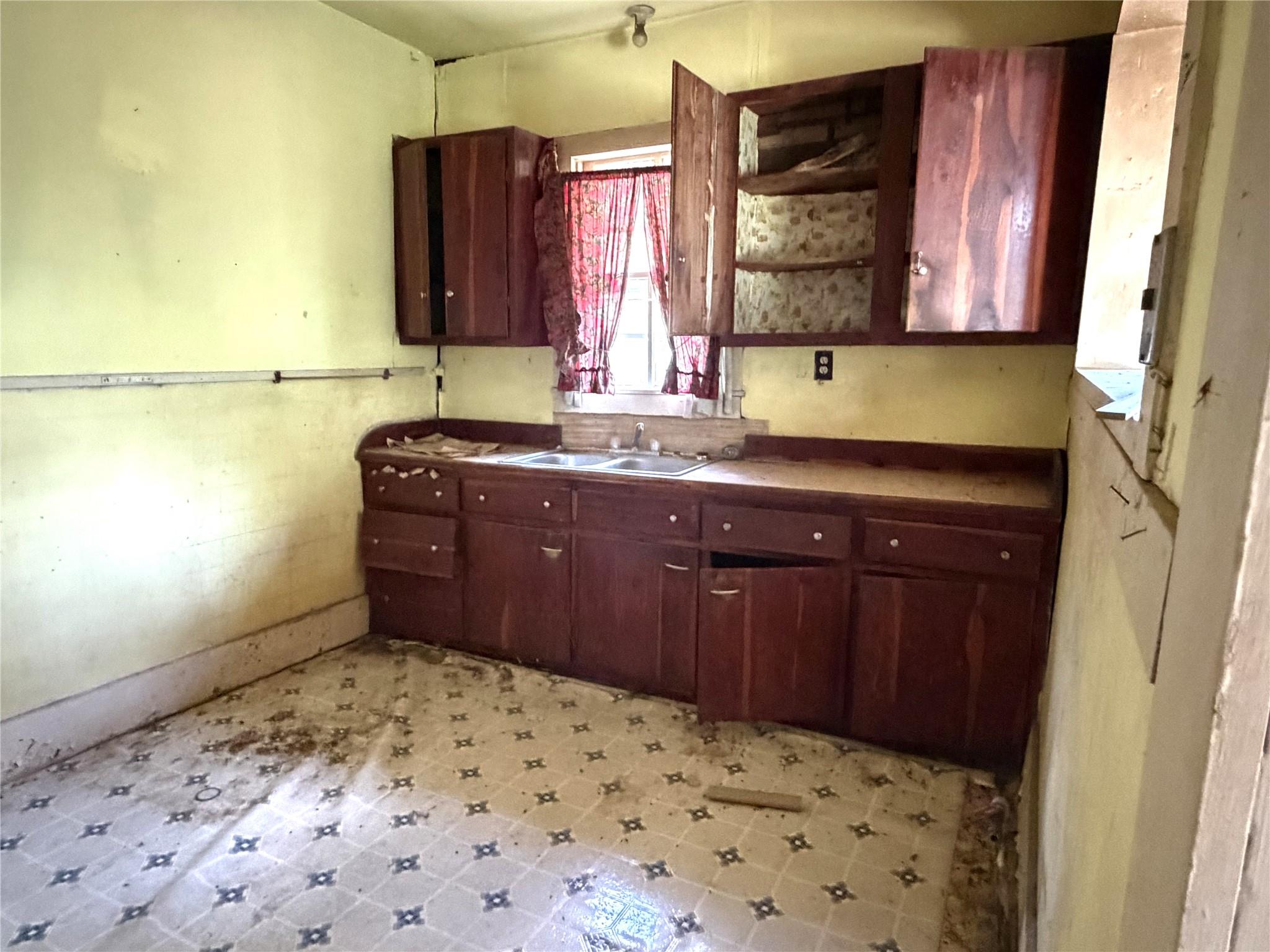 119 Pine ST, Luling TX 78648