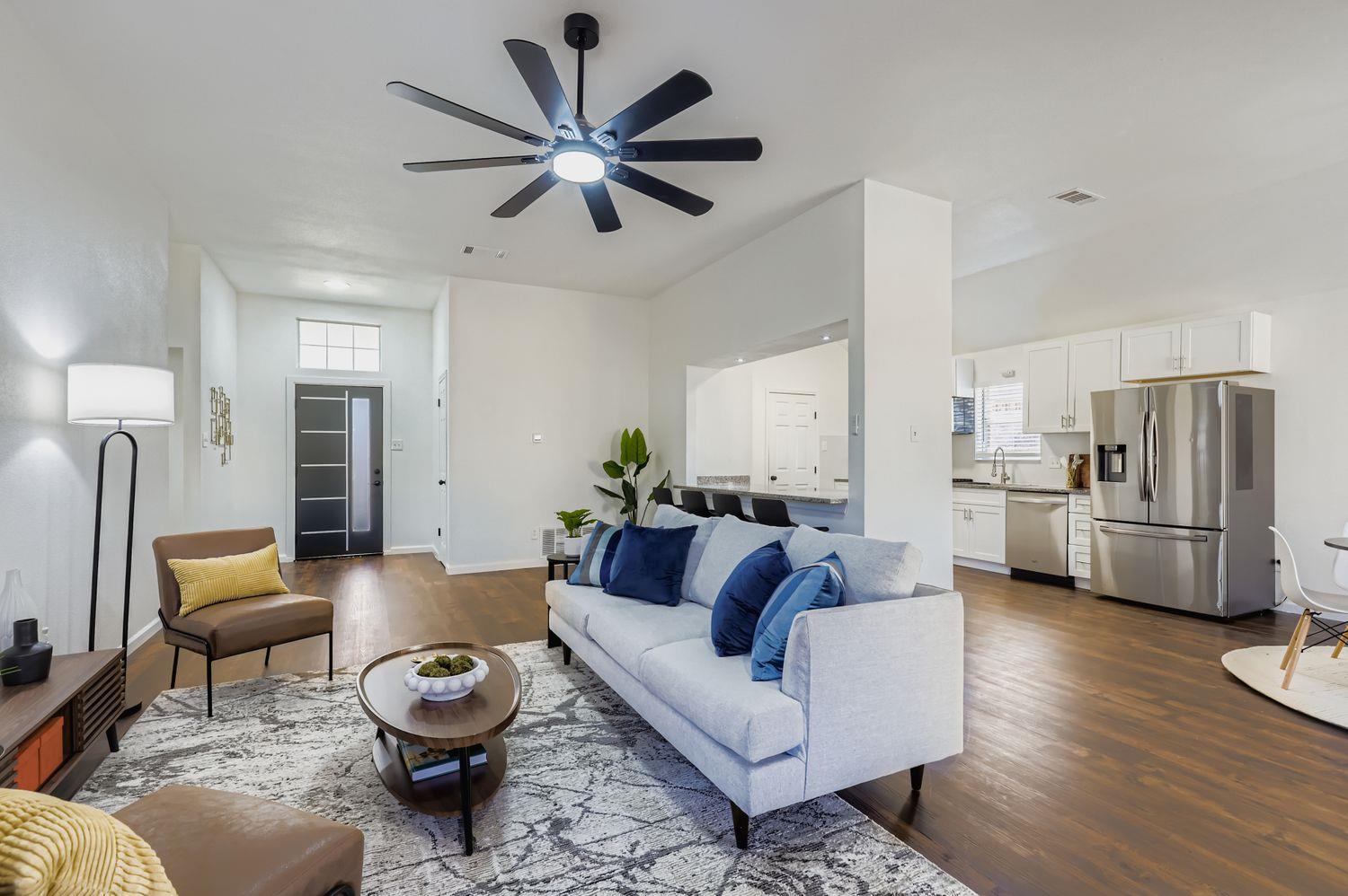 108 Susana Dr: living area