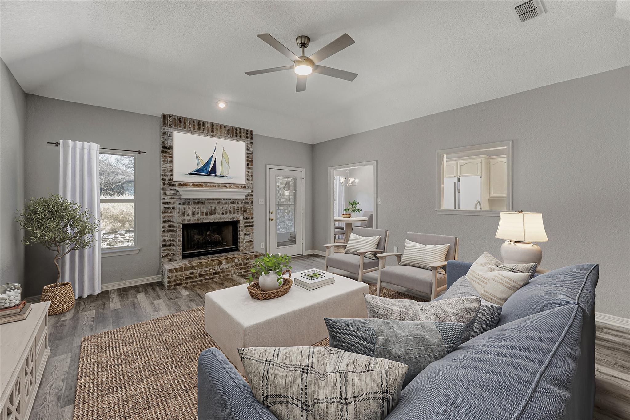 100 Susana Dr: living area