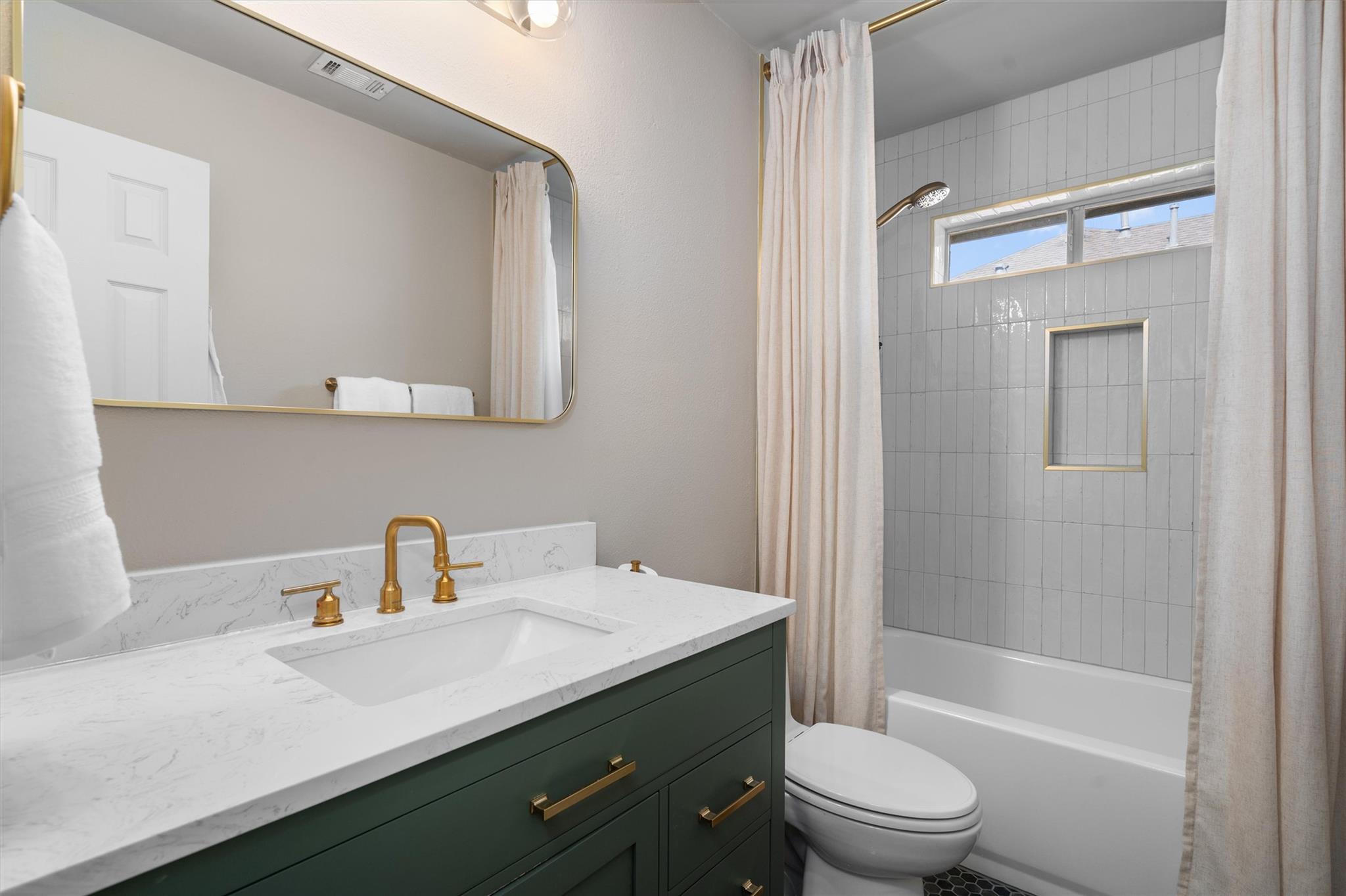 104 Susana Dr: bathroom