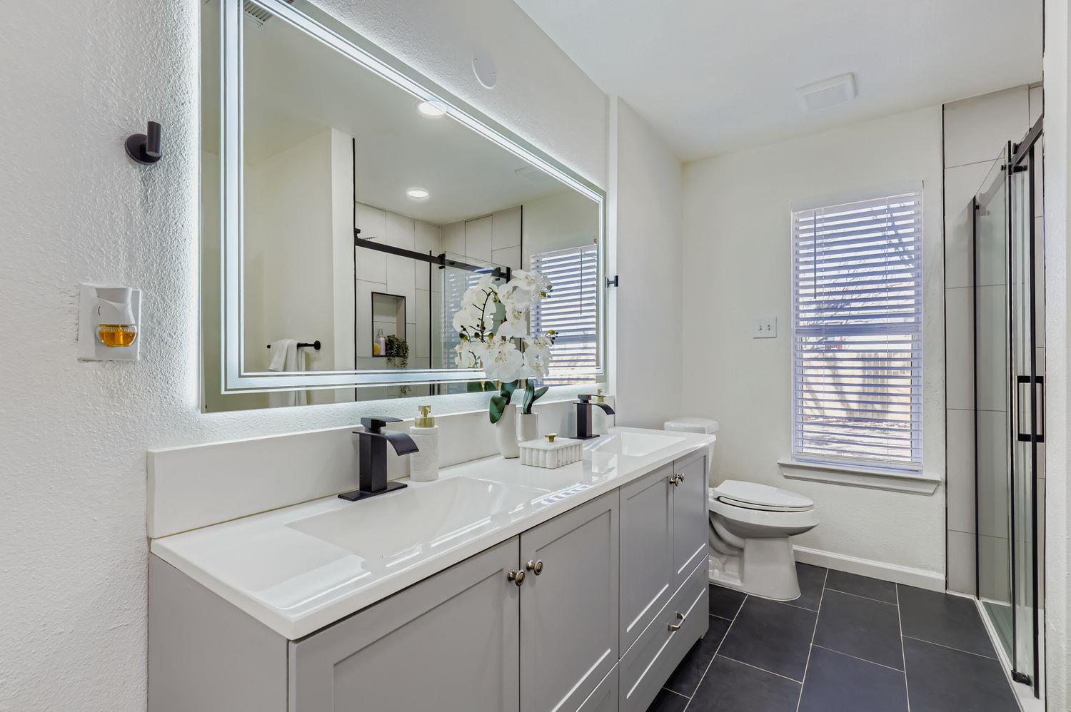 108 Susana Dr: bathroom