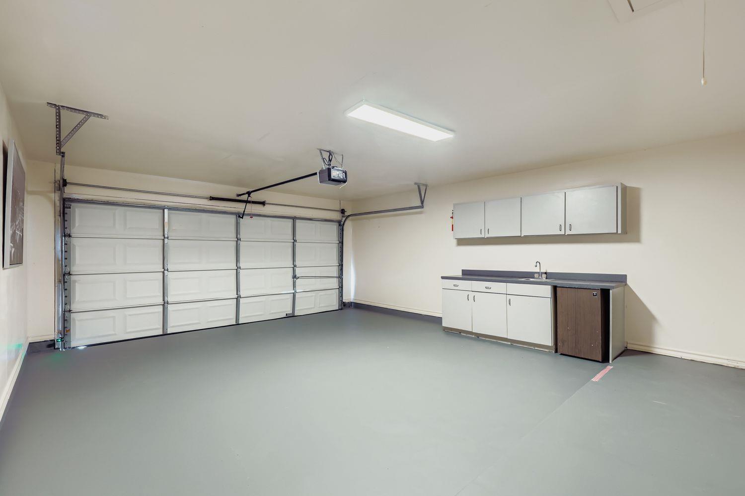 108 Susana Dr: garage