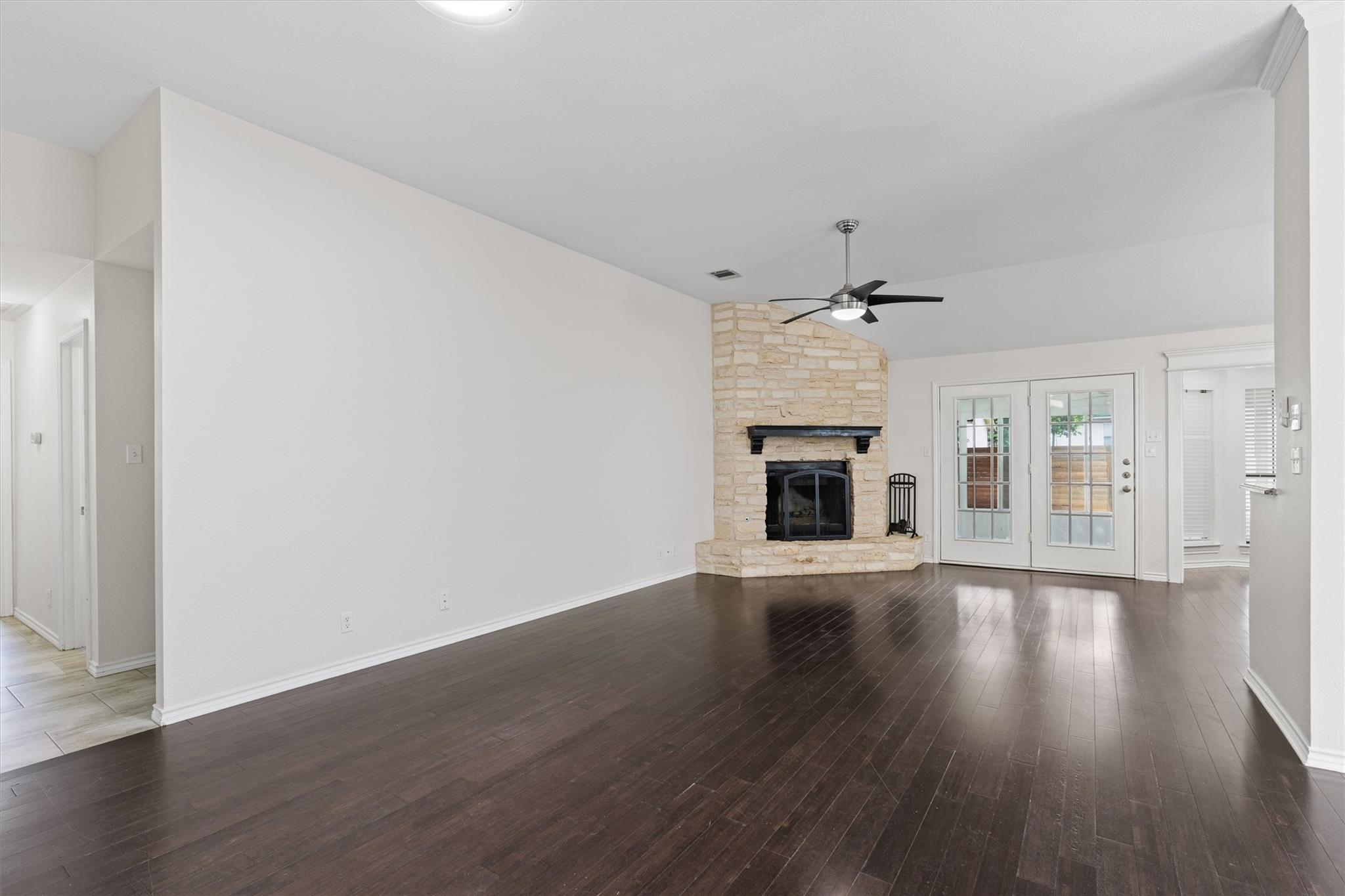312 Susana Dr: living area