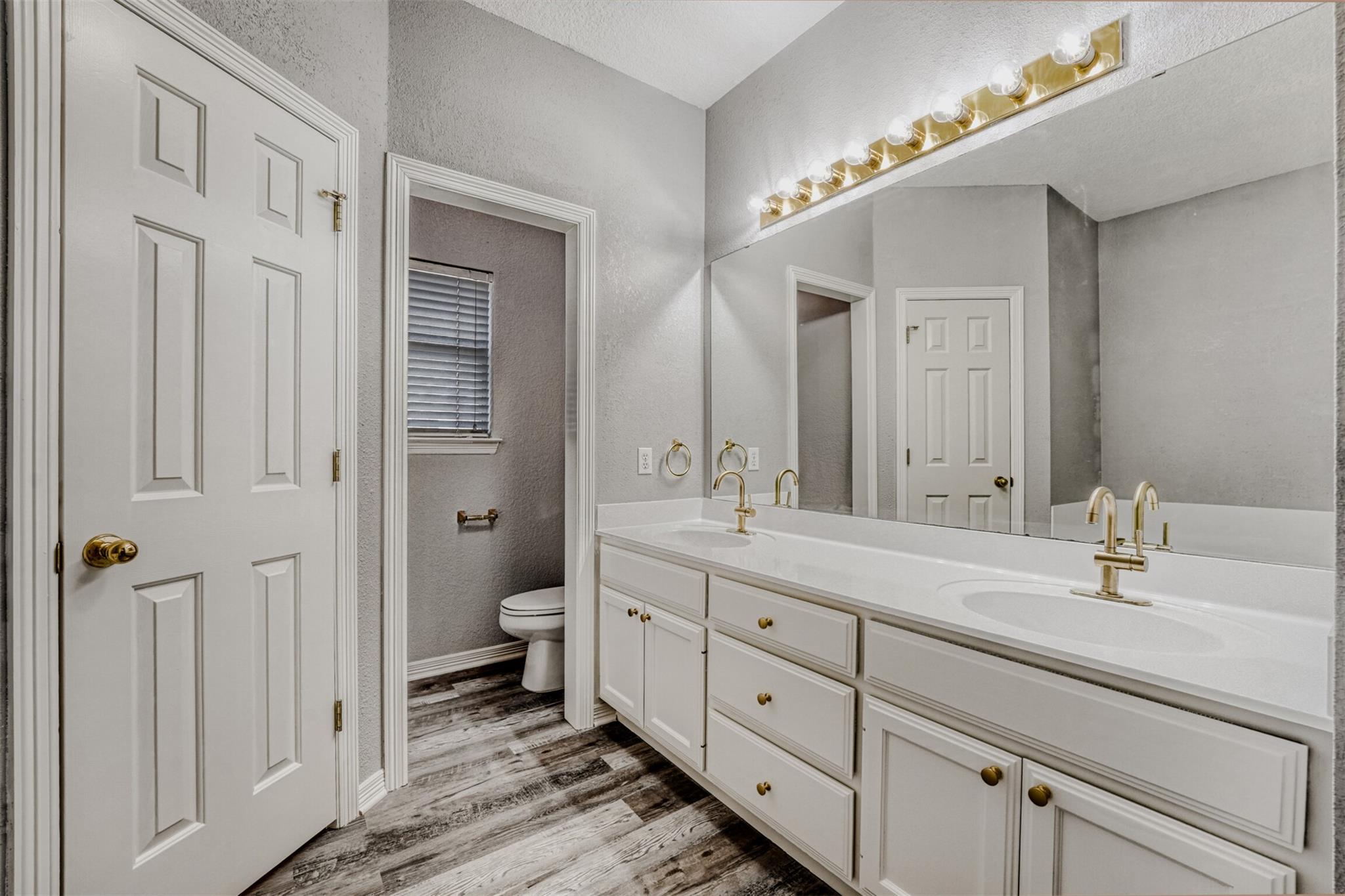 100 Susana Dr: bathroom