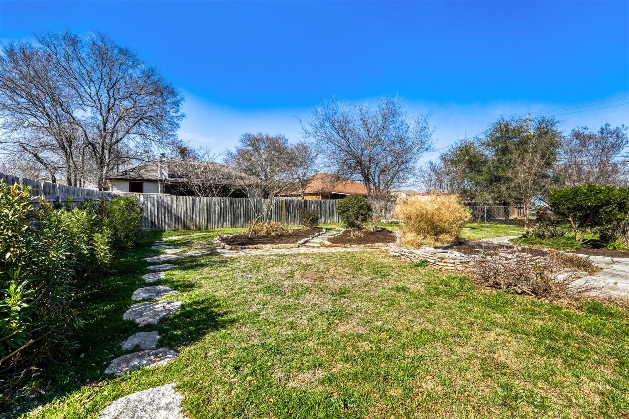 100 Susana Dr: back yard