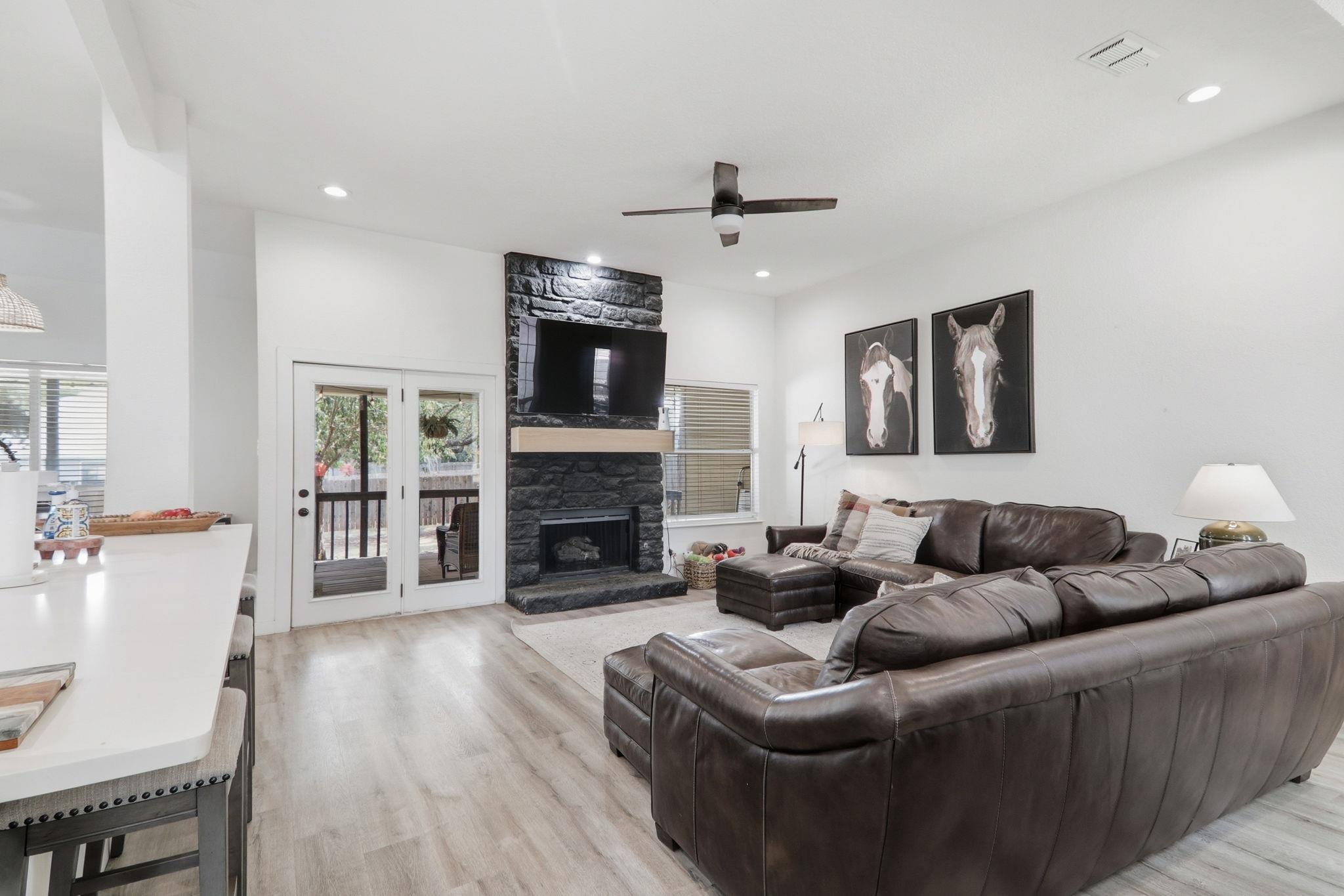 511 Debora Dr: living area