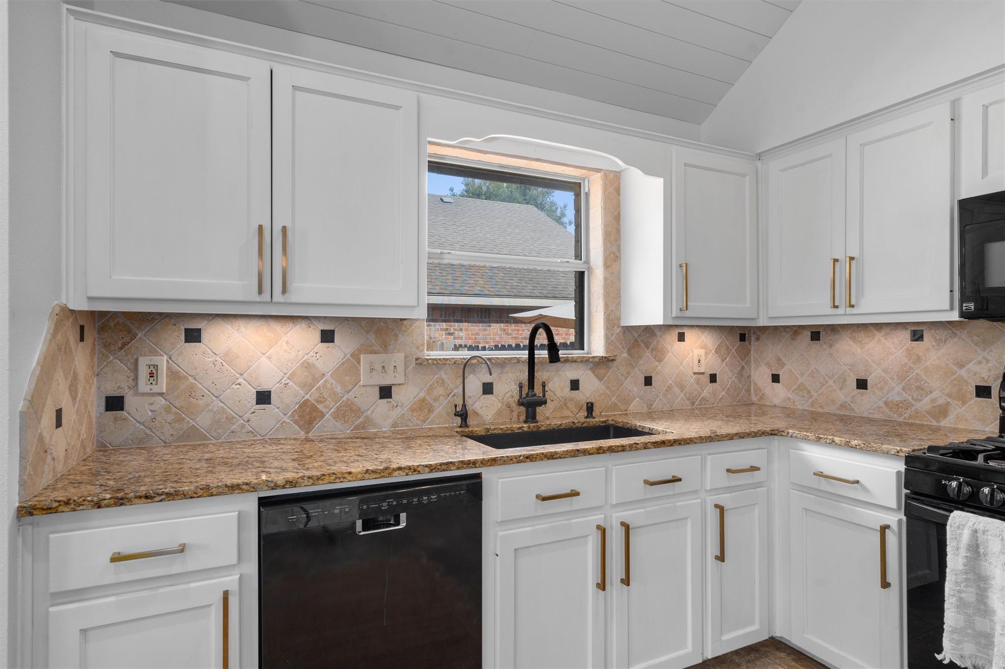 104 Susana Dr: kitchen