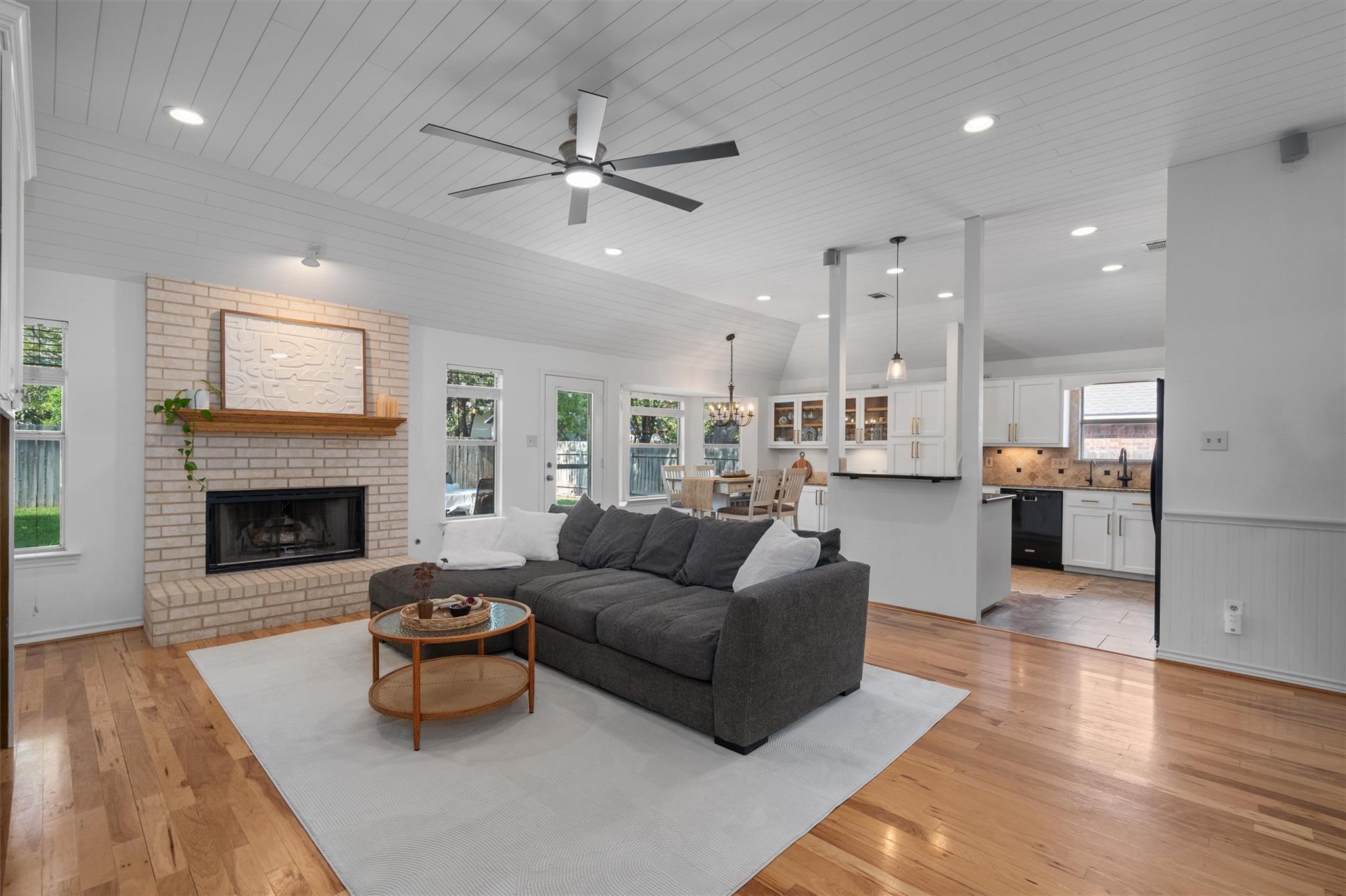 104 Susana Dr: living area