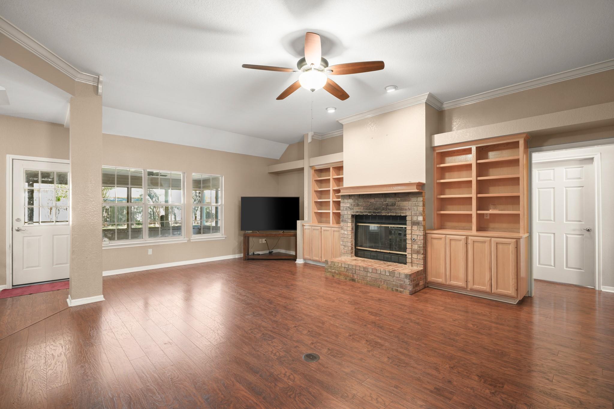 103 Maria Court: living area