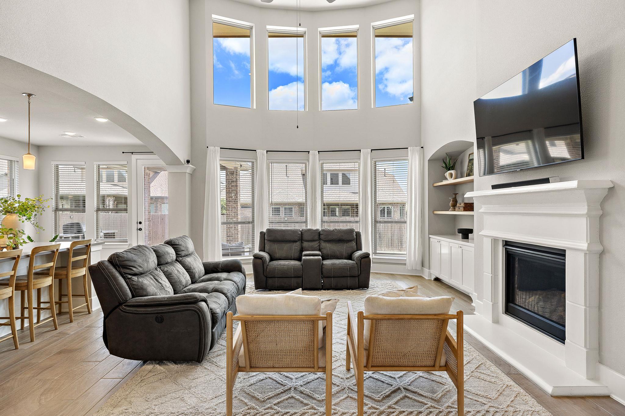 117 Rosa Dr: living area
