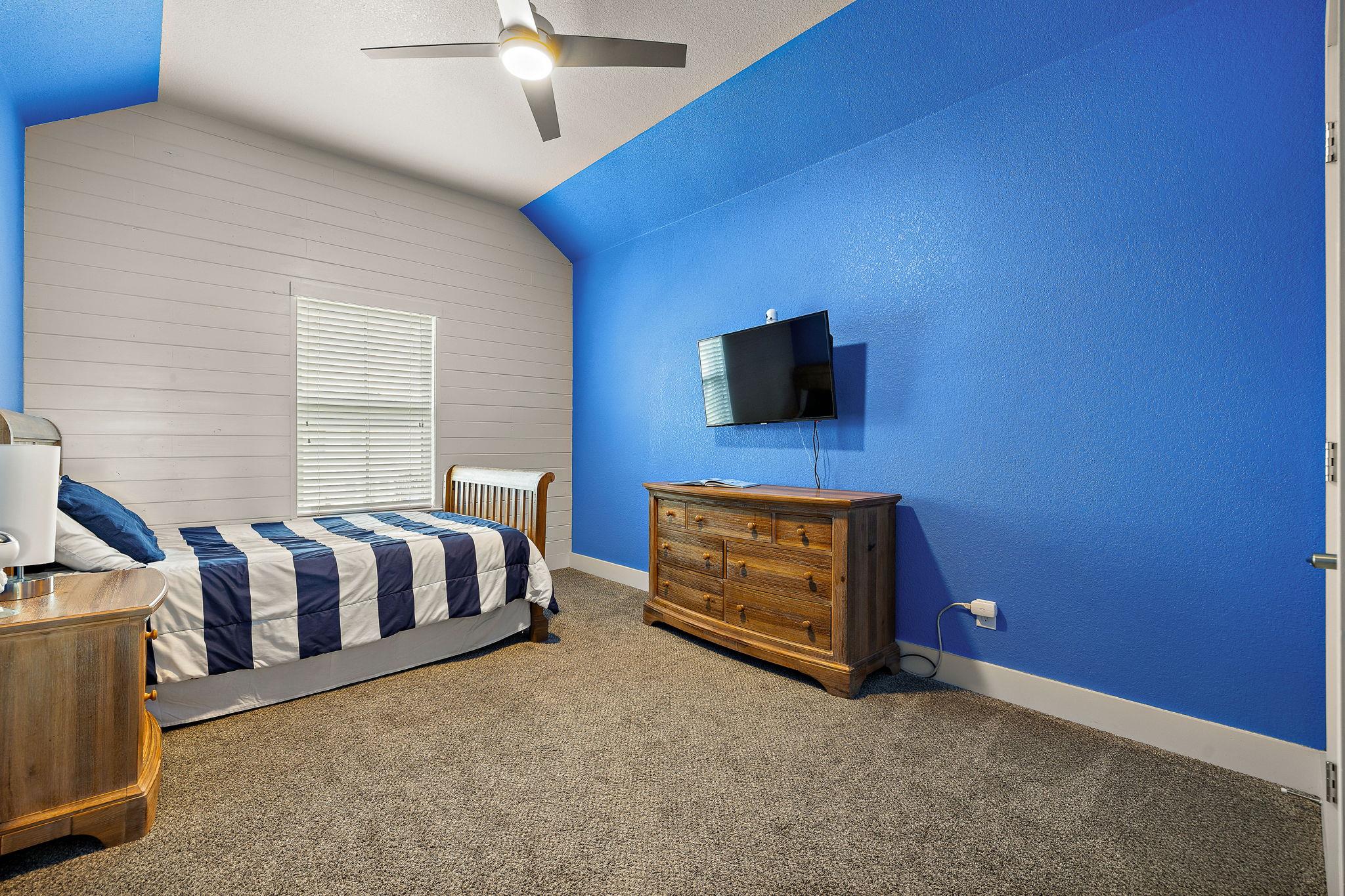 504 Leon Loop: primary bedroom