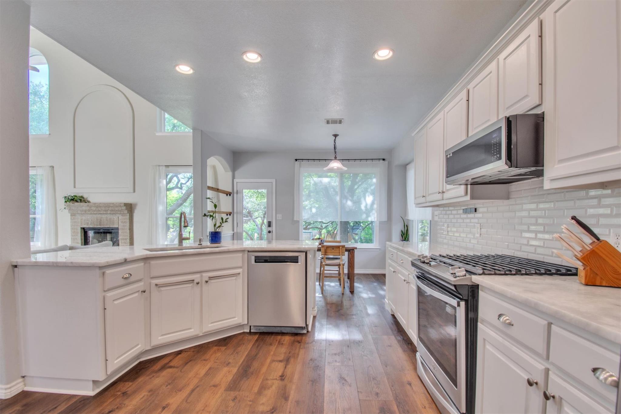 1134 Dalea Blf: kitchen