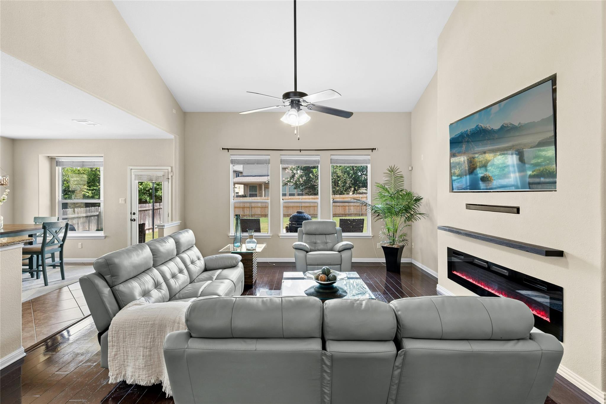 206 Paul Azinger Ct: living area