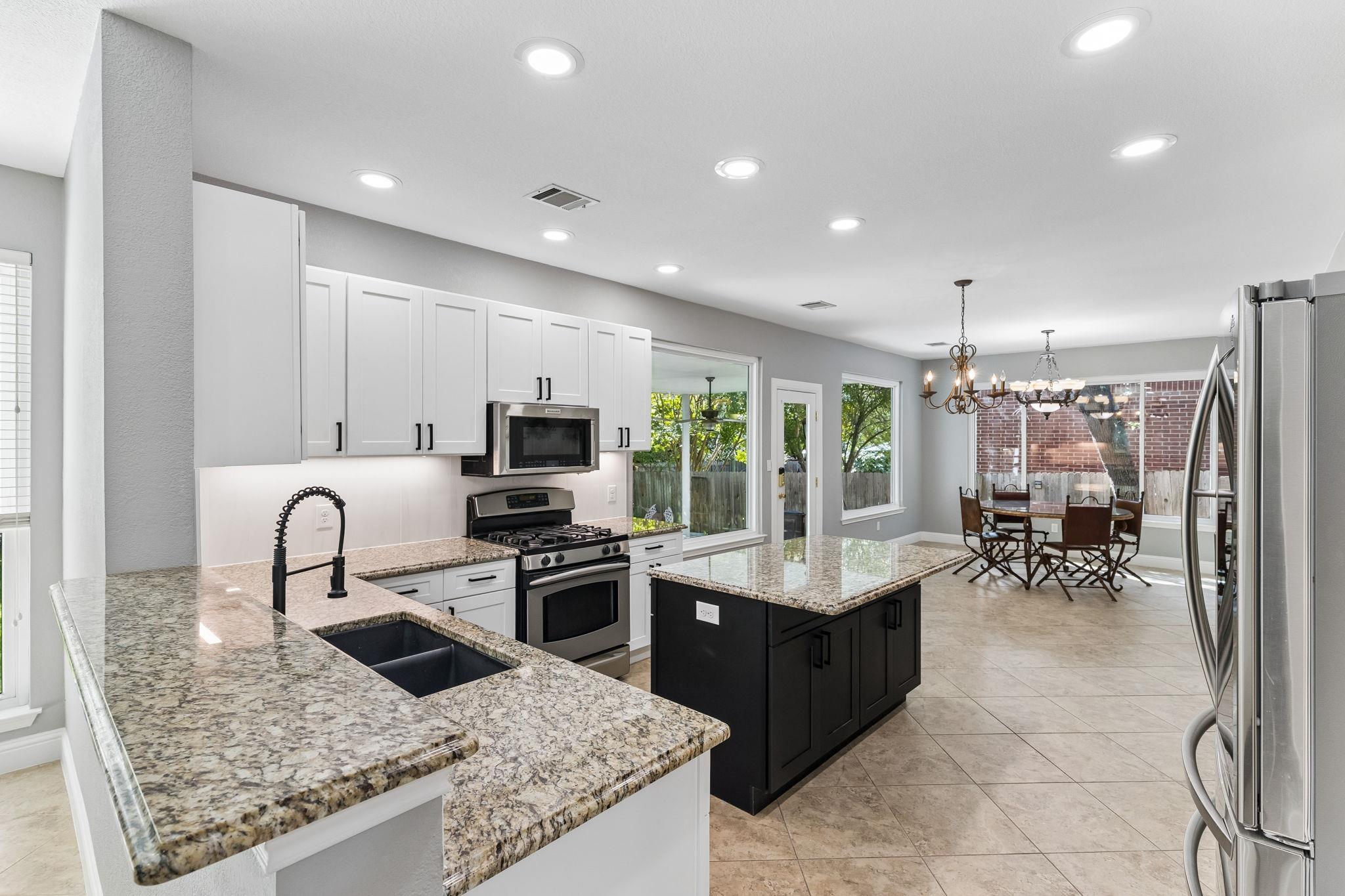 1108 Dalea Blf: kitchen