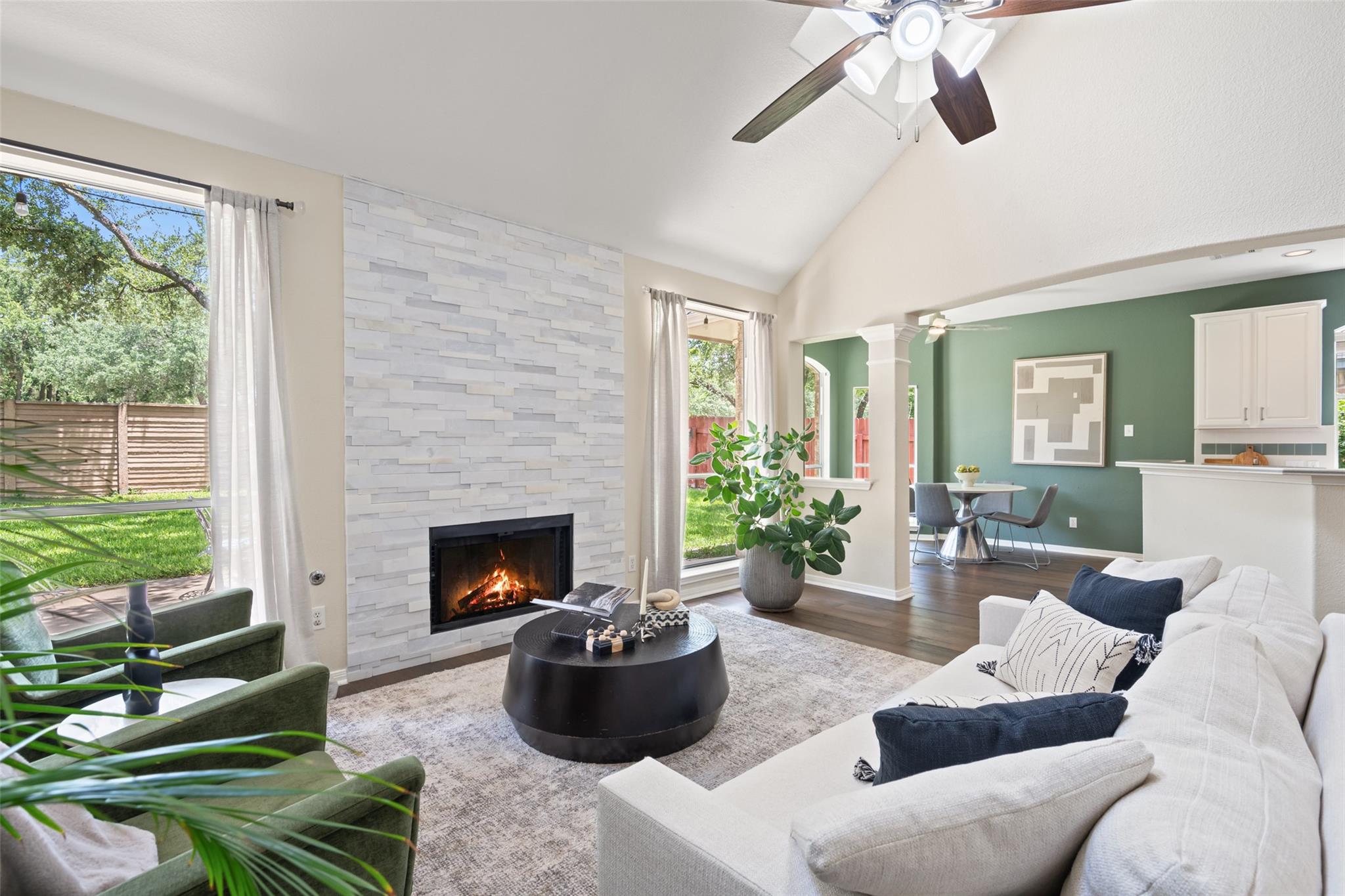 1117 Dalea Blf: living area