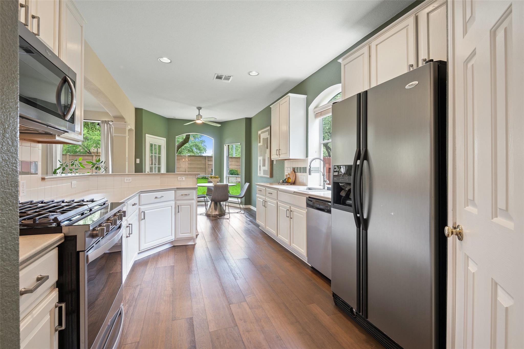 1117 Dalea Blf: kitchen
