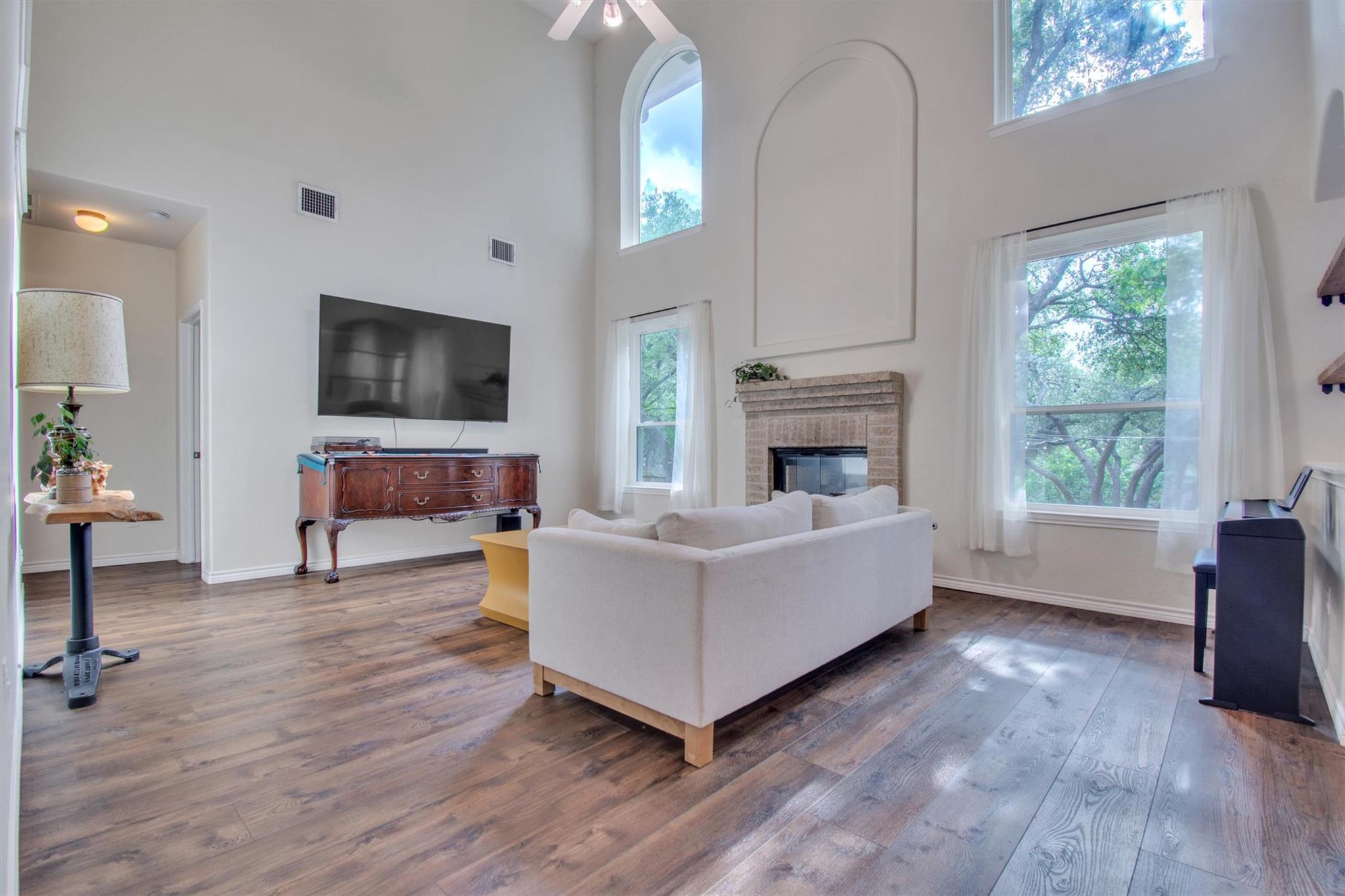 1134 Dalea Blf: living area