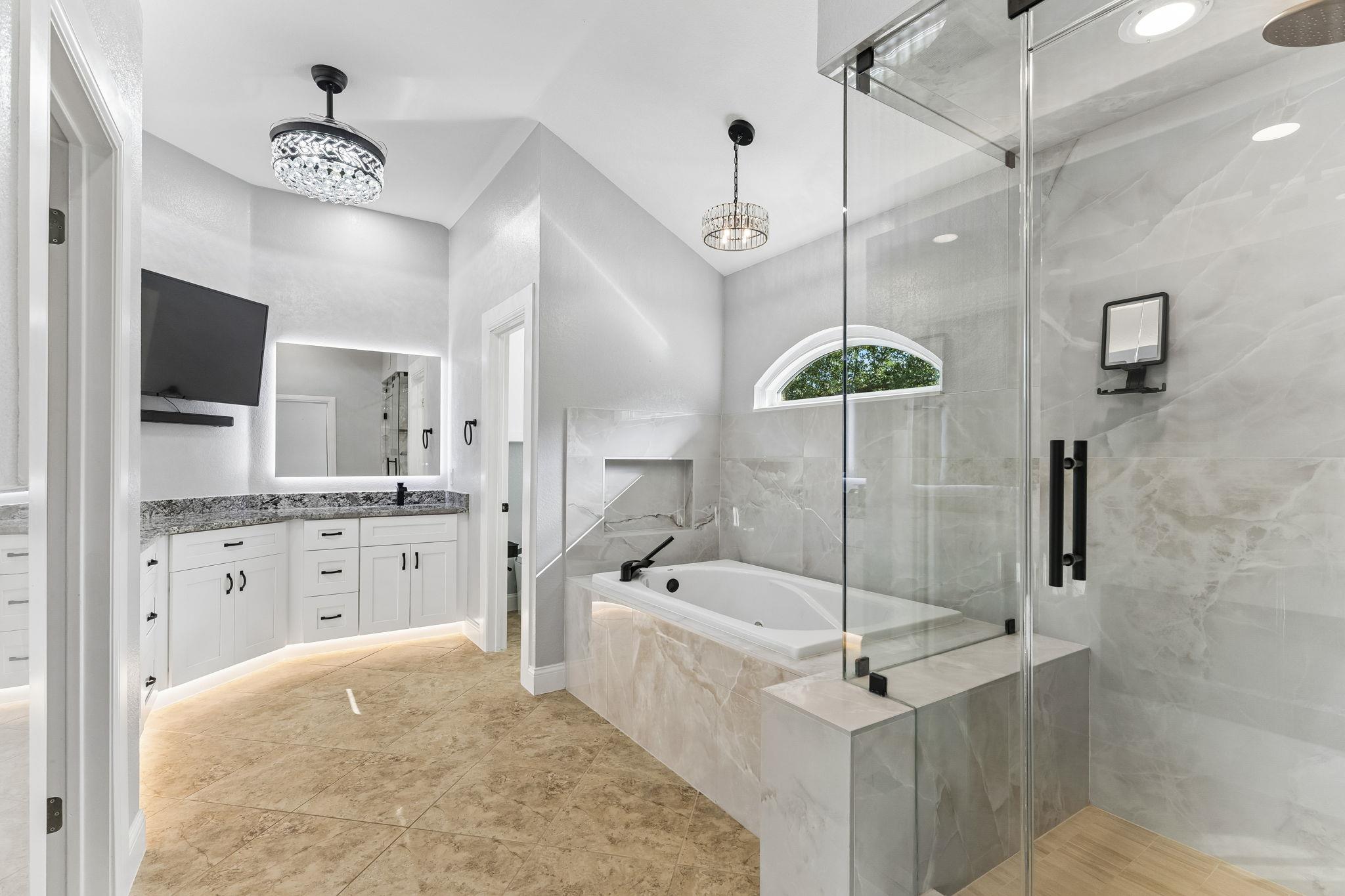 1108 Dalea Blf: bathroom