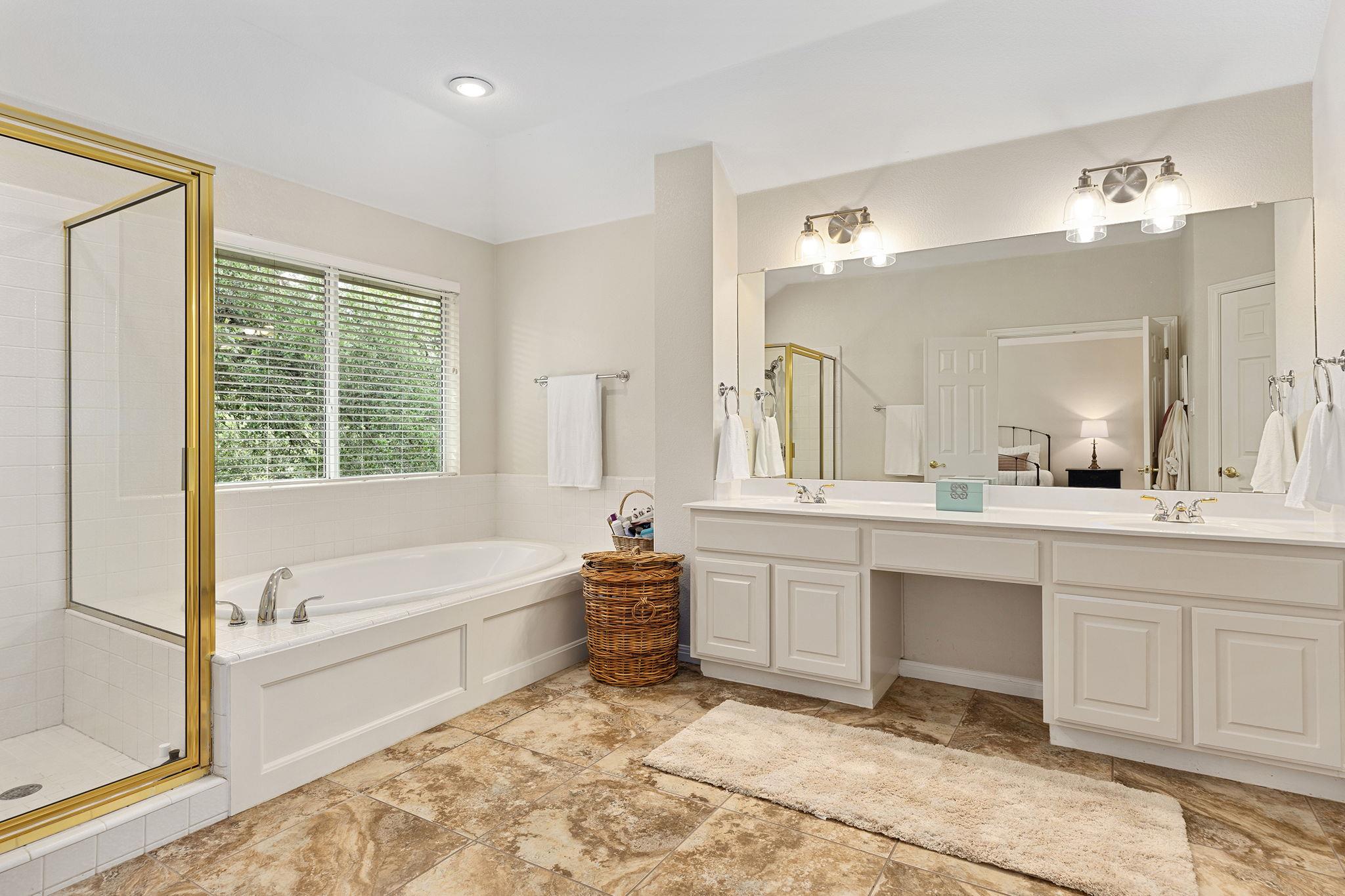 1914 Mulligan Dr: bathroom