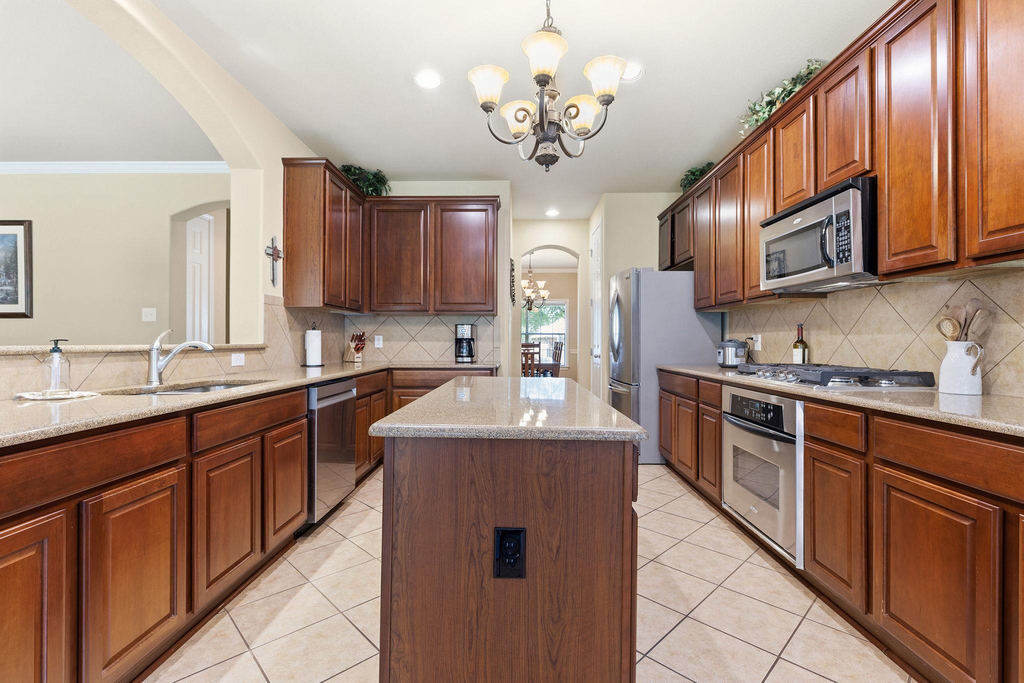 3807 Cypress Point Cv: kitchen