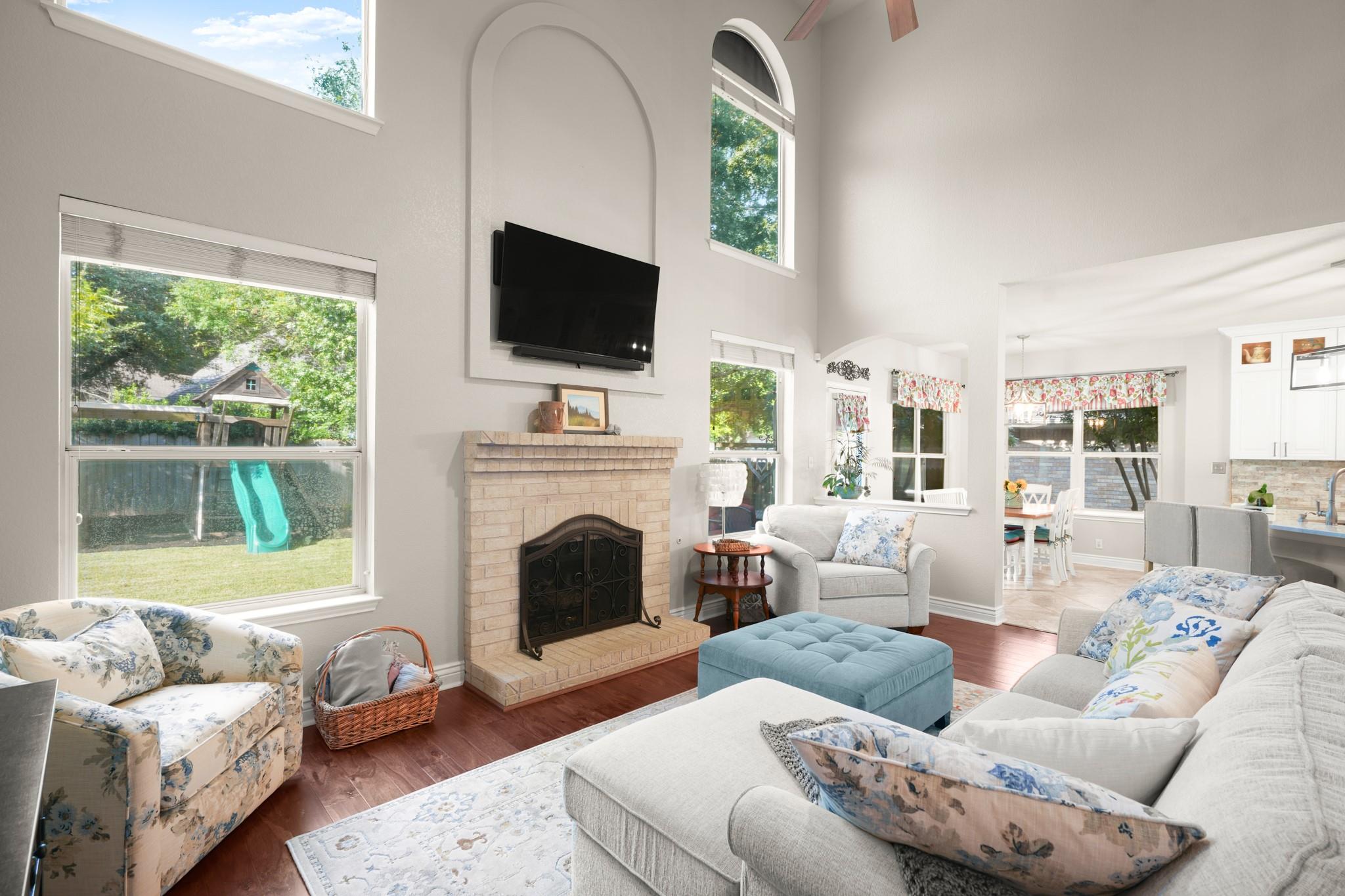 3305 Starlight Vis: living area