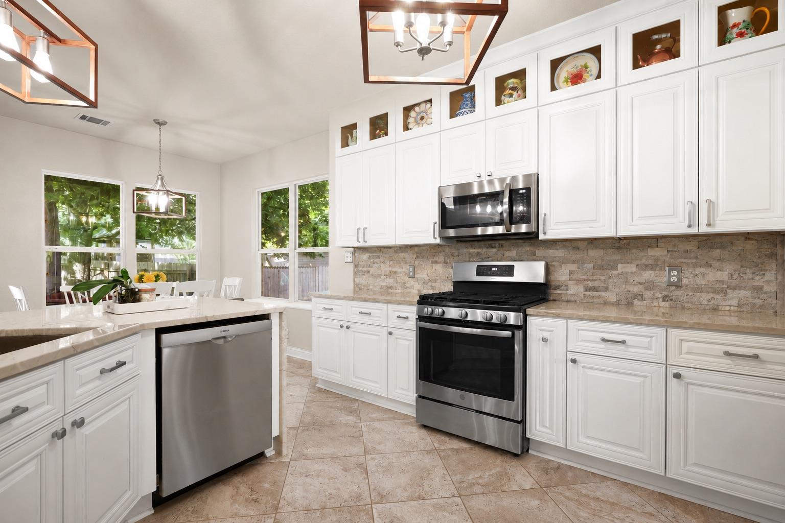 3305 Starlight Vis: kitchen