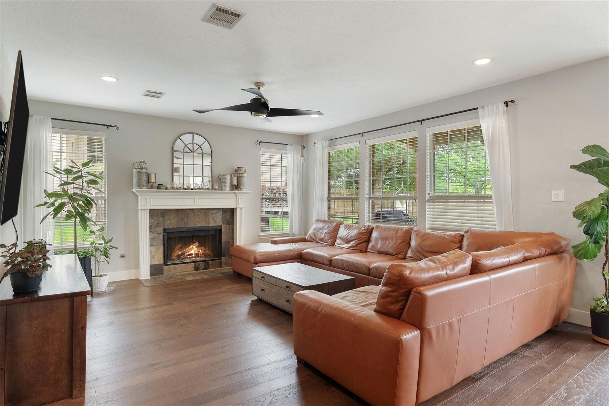 3814 Forest Creek Dr: living area