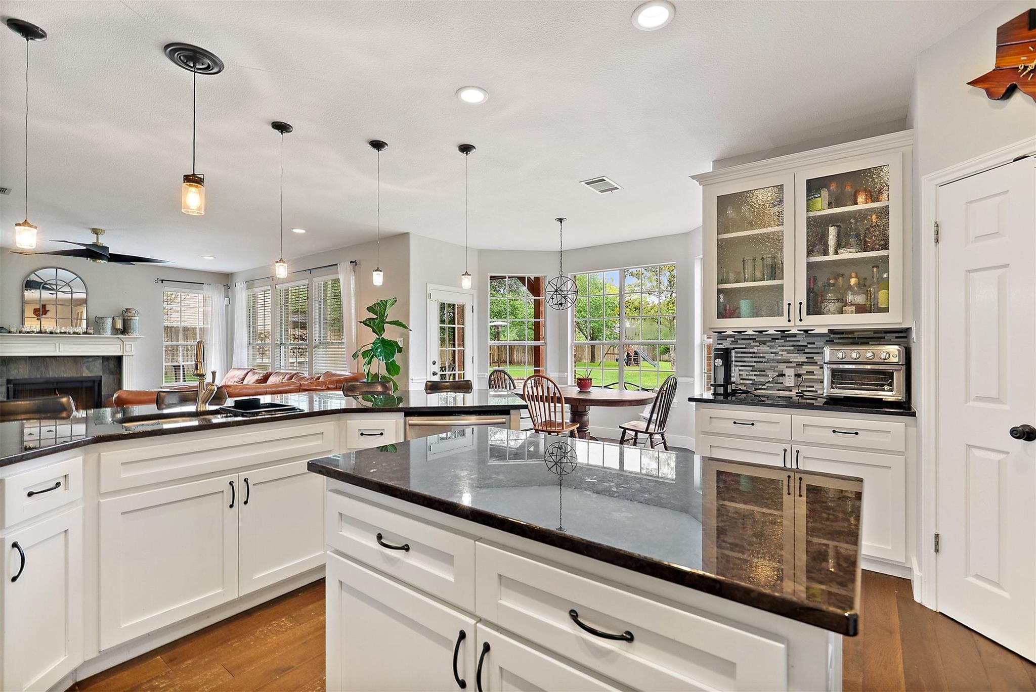3814 Forest Creek Dr: kitchen