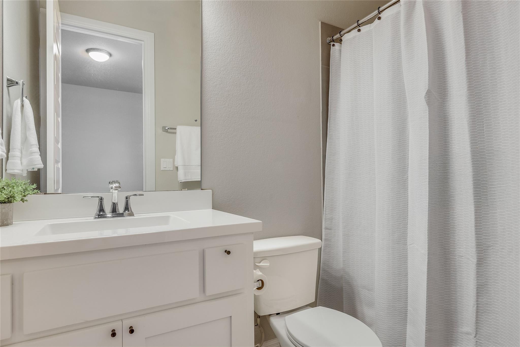 405 Granite Rock Ln: bathroom