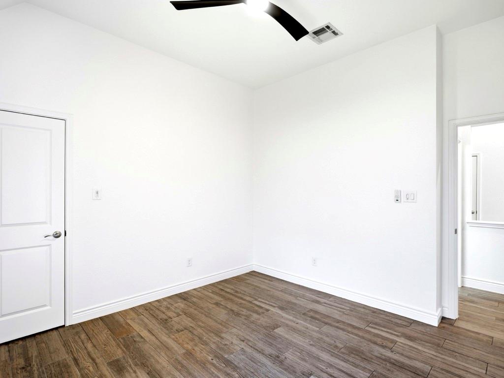 109 Lake Spring Cir: primary bedroom