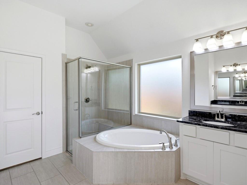 109 Lake Spring Cir: bathroom