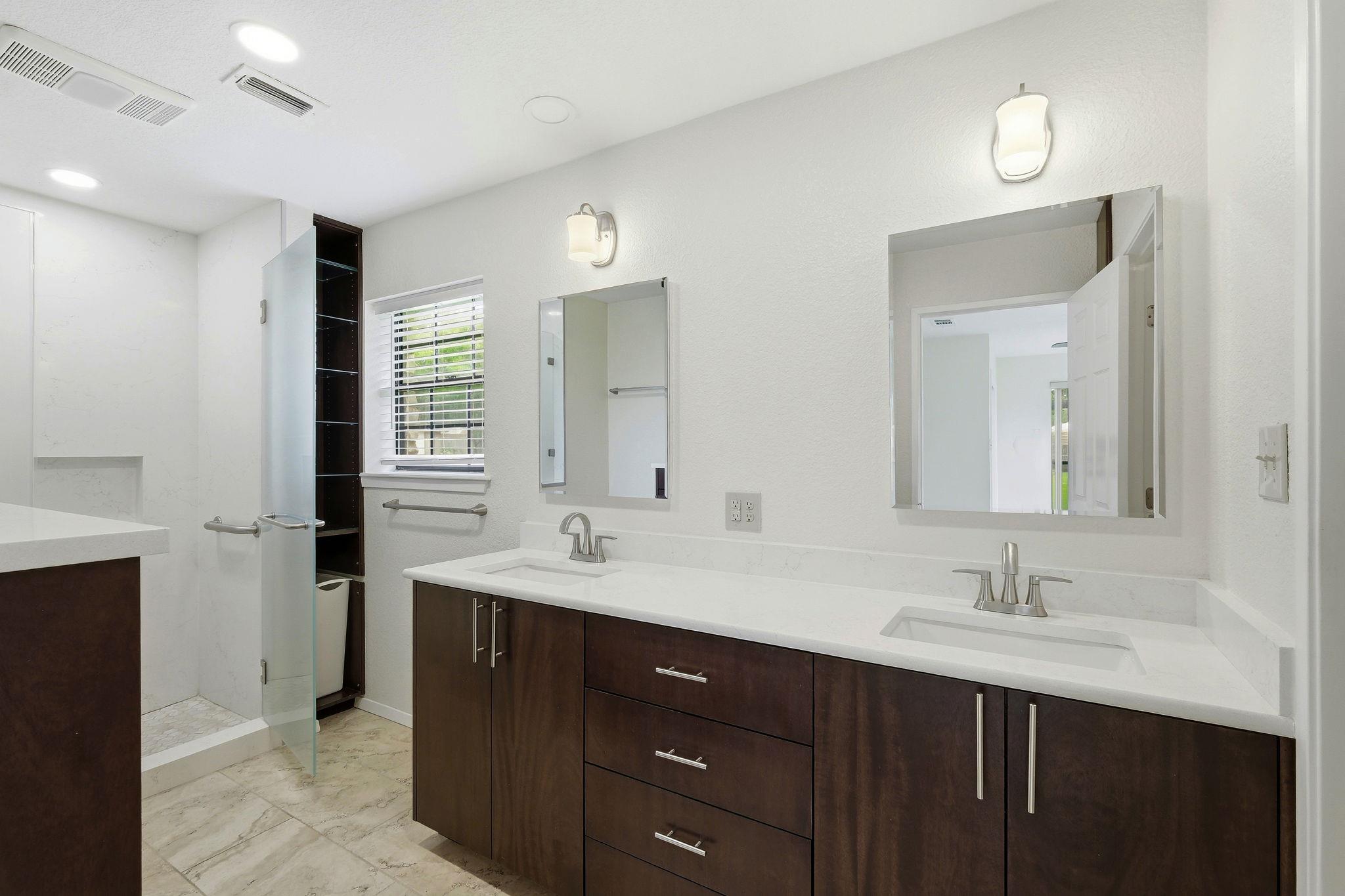 126 Esparada Dr: bathroom