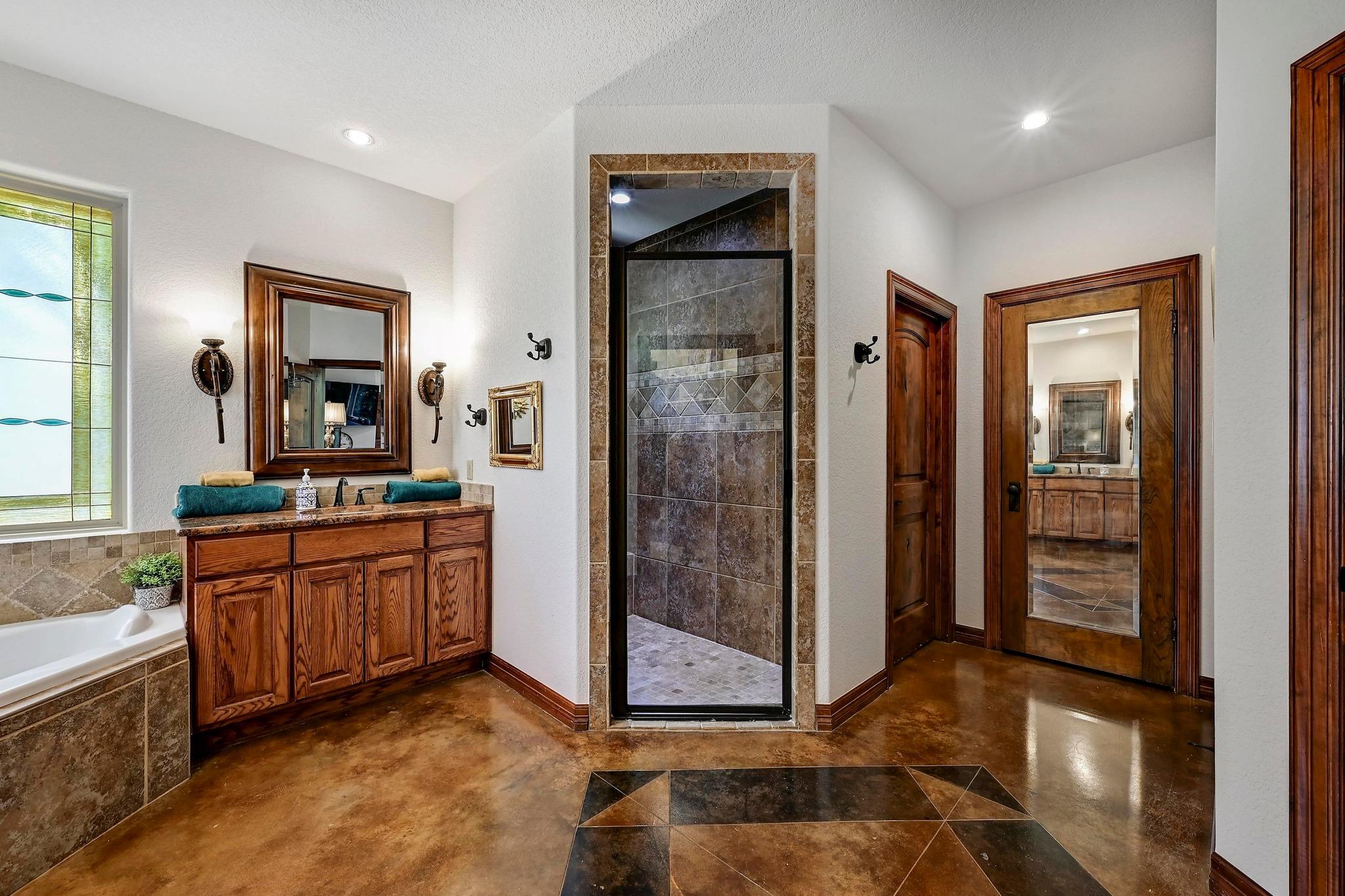 2600 Grapevine Springs Cv: bathroom