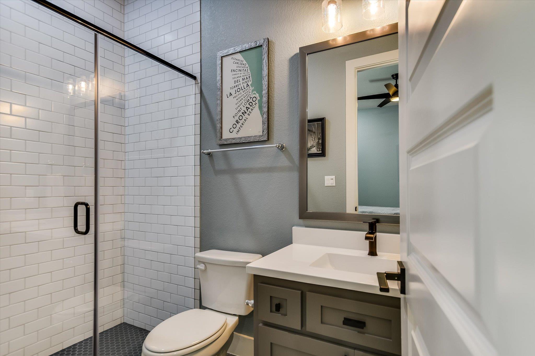205 Axis Loop: bathroom