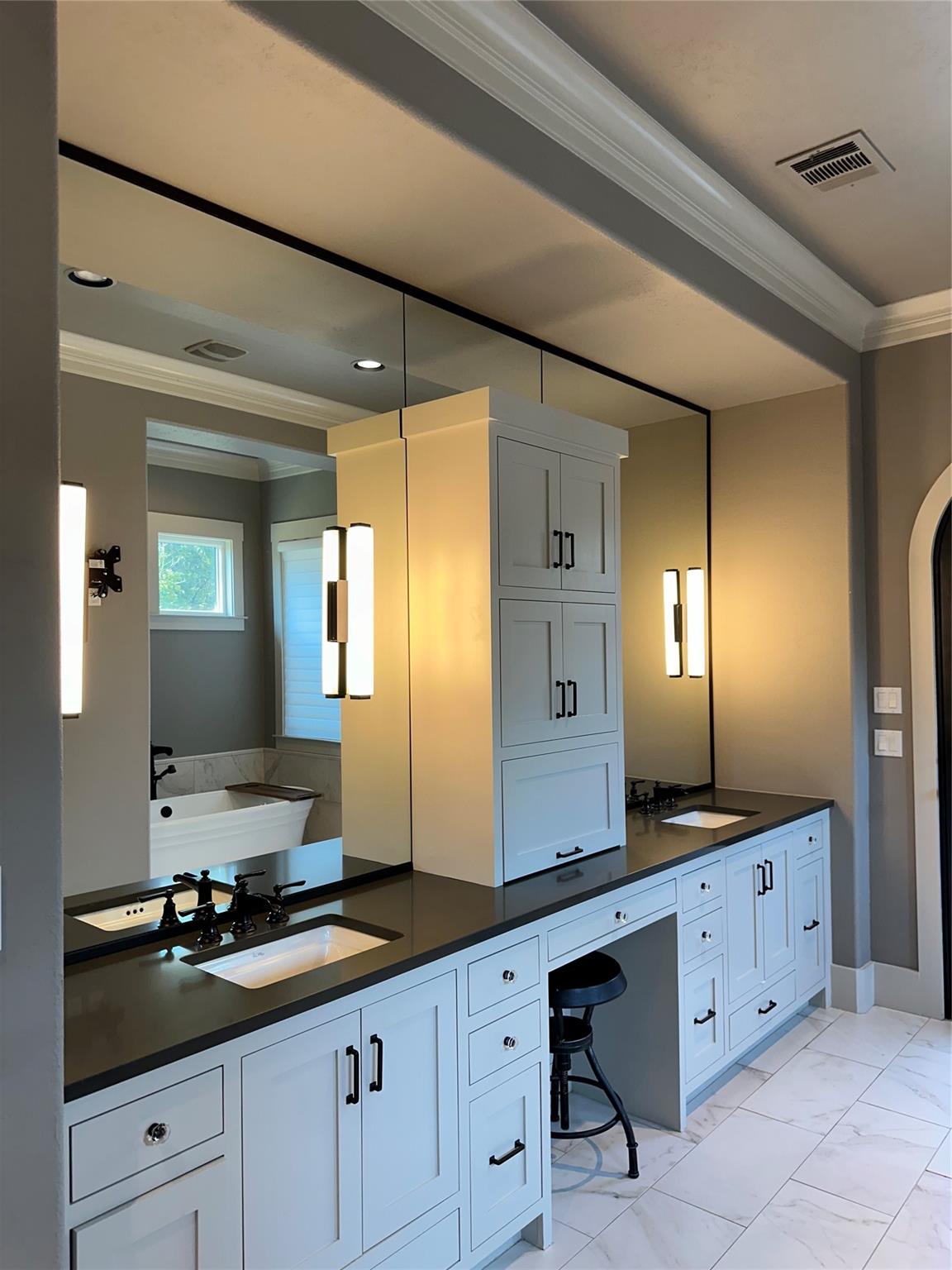 2753 Springwood Ln: bathroom