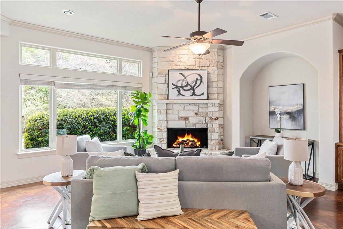 3006 Hawthorne Cv: living area