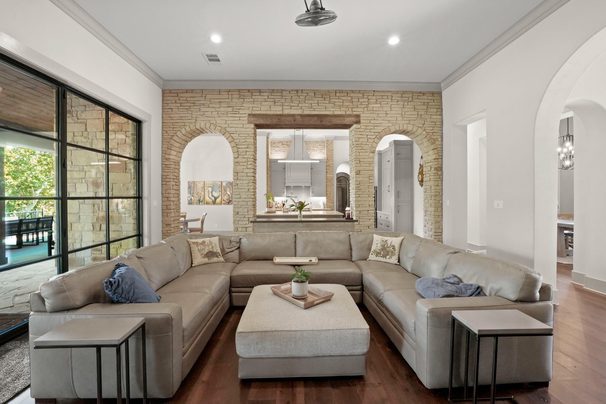 2753 Springwood Ln: living area