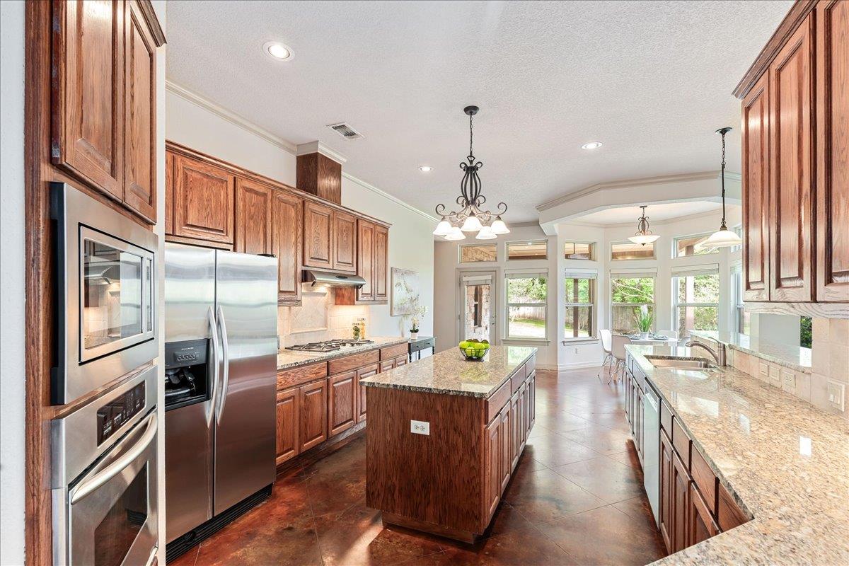 3006 Hawthorne Cv: kitchen