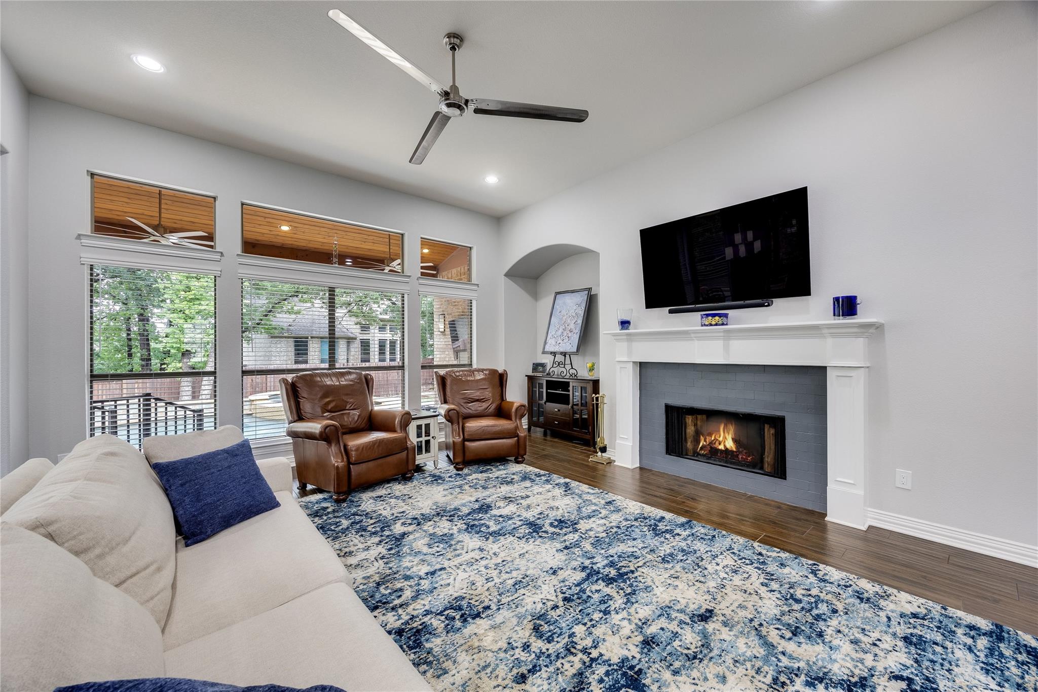 204 Broken Arrow Dr: living area