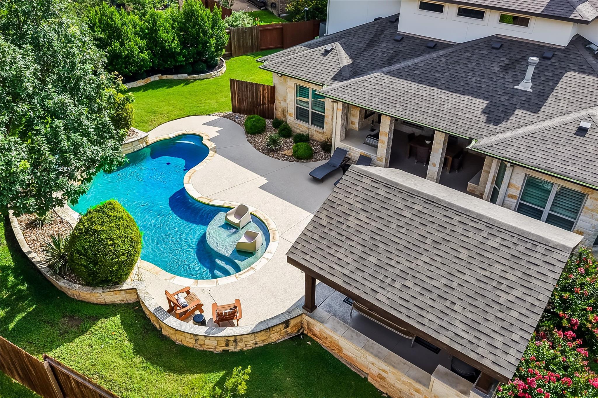 401 Bluff View Rd: back yard