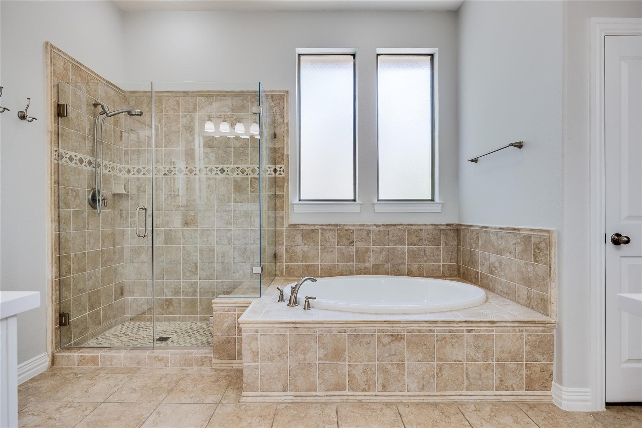 204 Broken Arrow Dr: bathroom