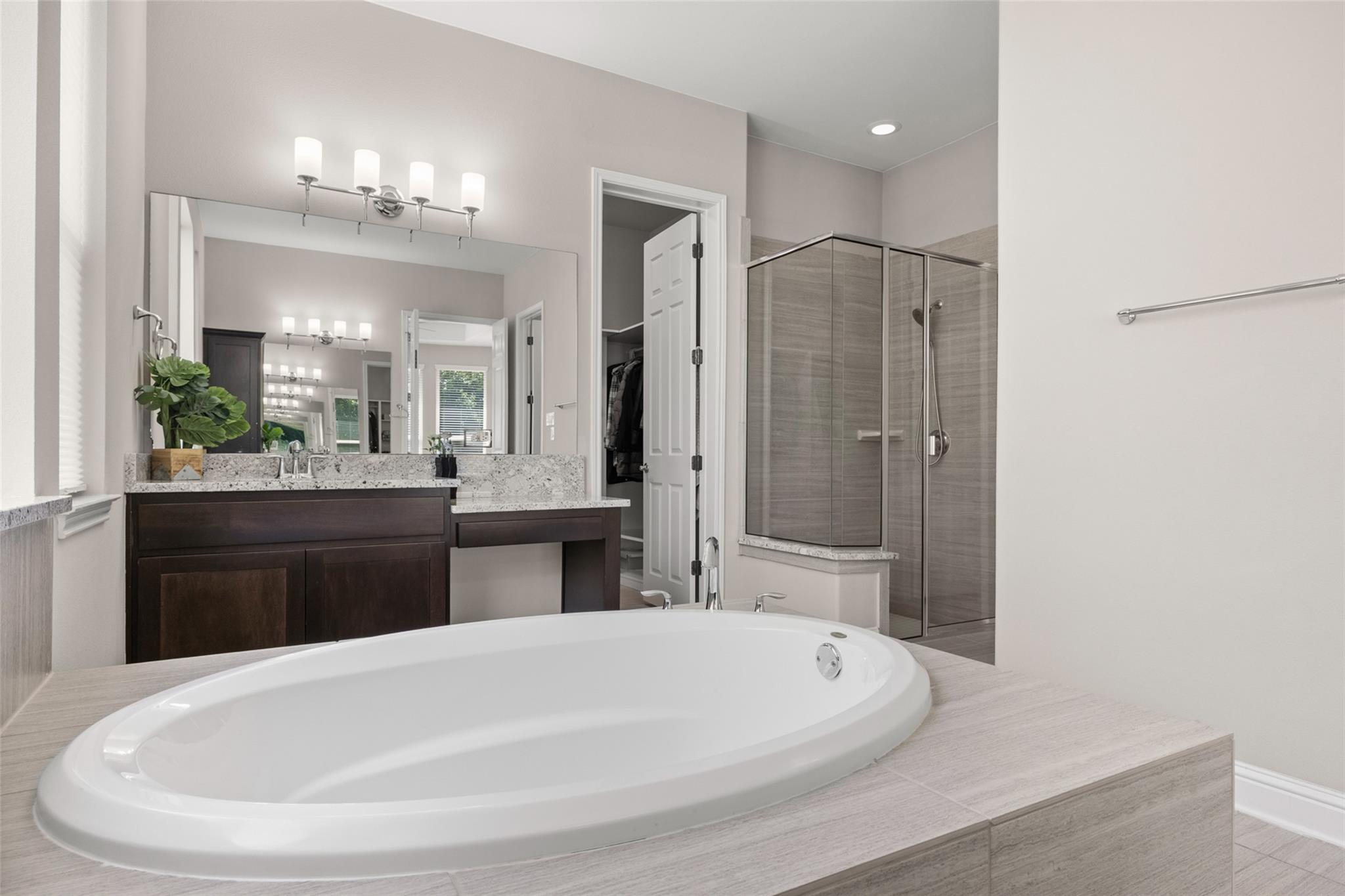 305 Stiles Cv: bathroom