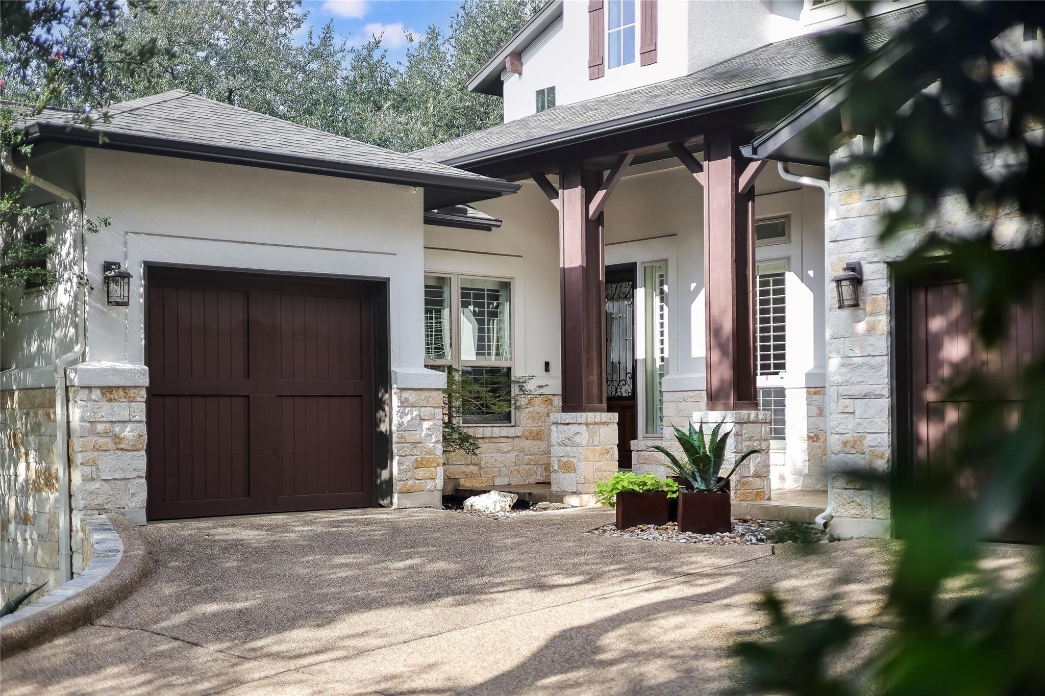 401 Bluff View Rd: front exterior