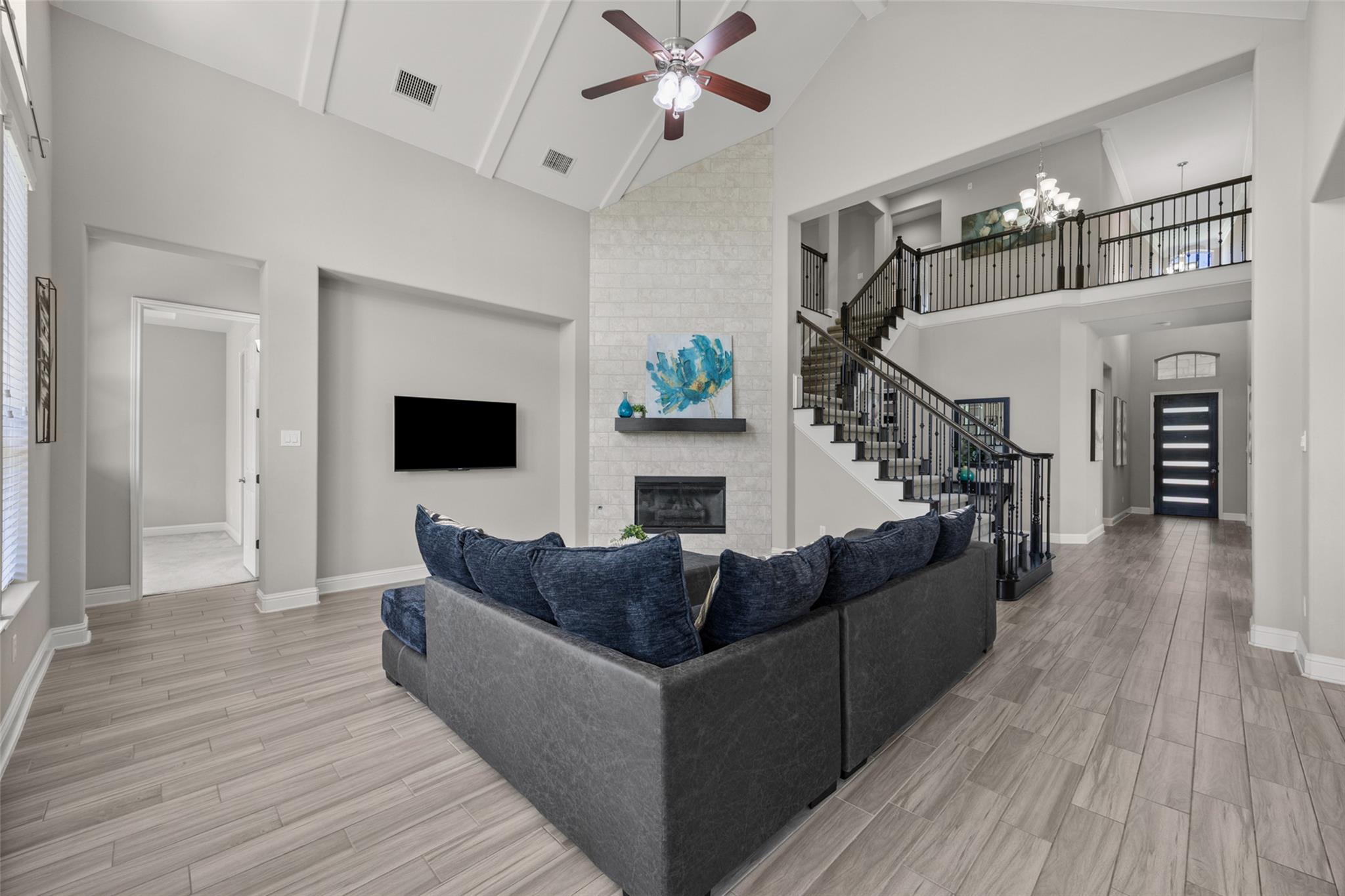 305 Stiles Cv: living area